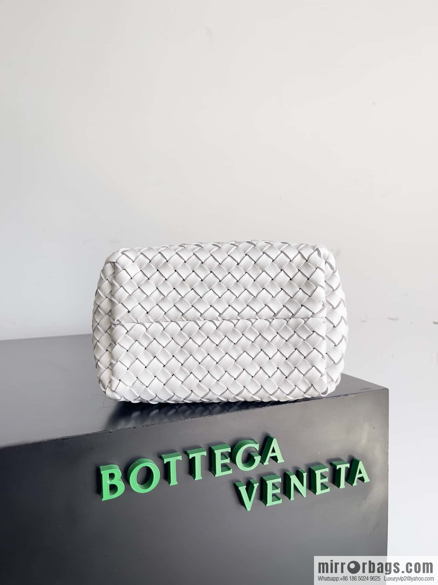 BV Cabat Bucket bucket bag model number: 753172 white