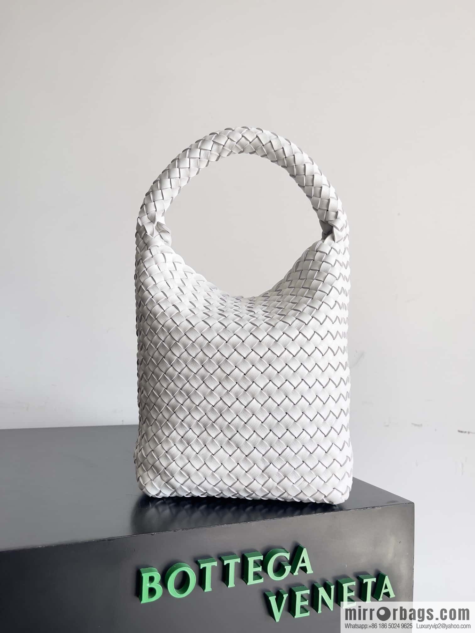 BV Cabat Bucket bucket bag model number: 753172 white