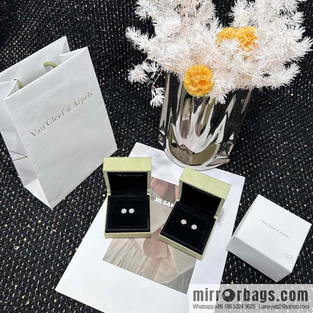 ❗️New ❗️ ☀️ Original ☀️ Van Cleef & Arpels Snowflake Earrings