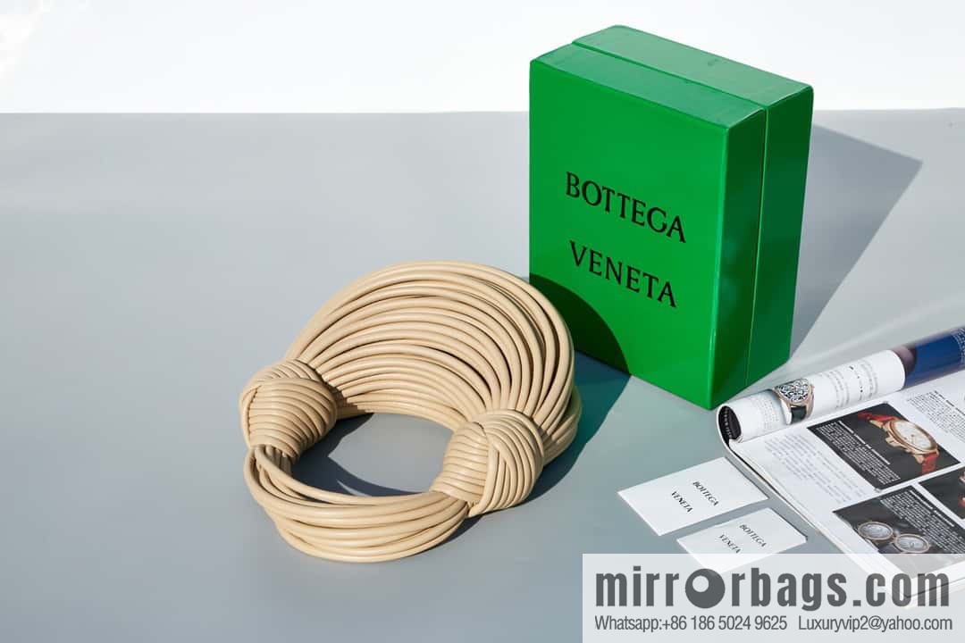 Bottega Veneta, model 680934 autumn and winter new Jodie ramen clutch bag number: 80803 #oat color