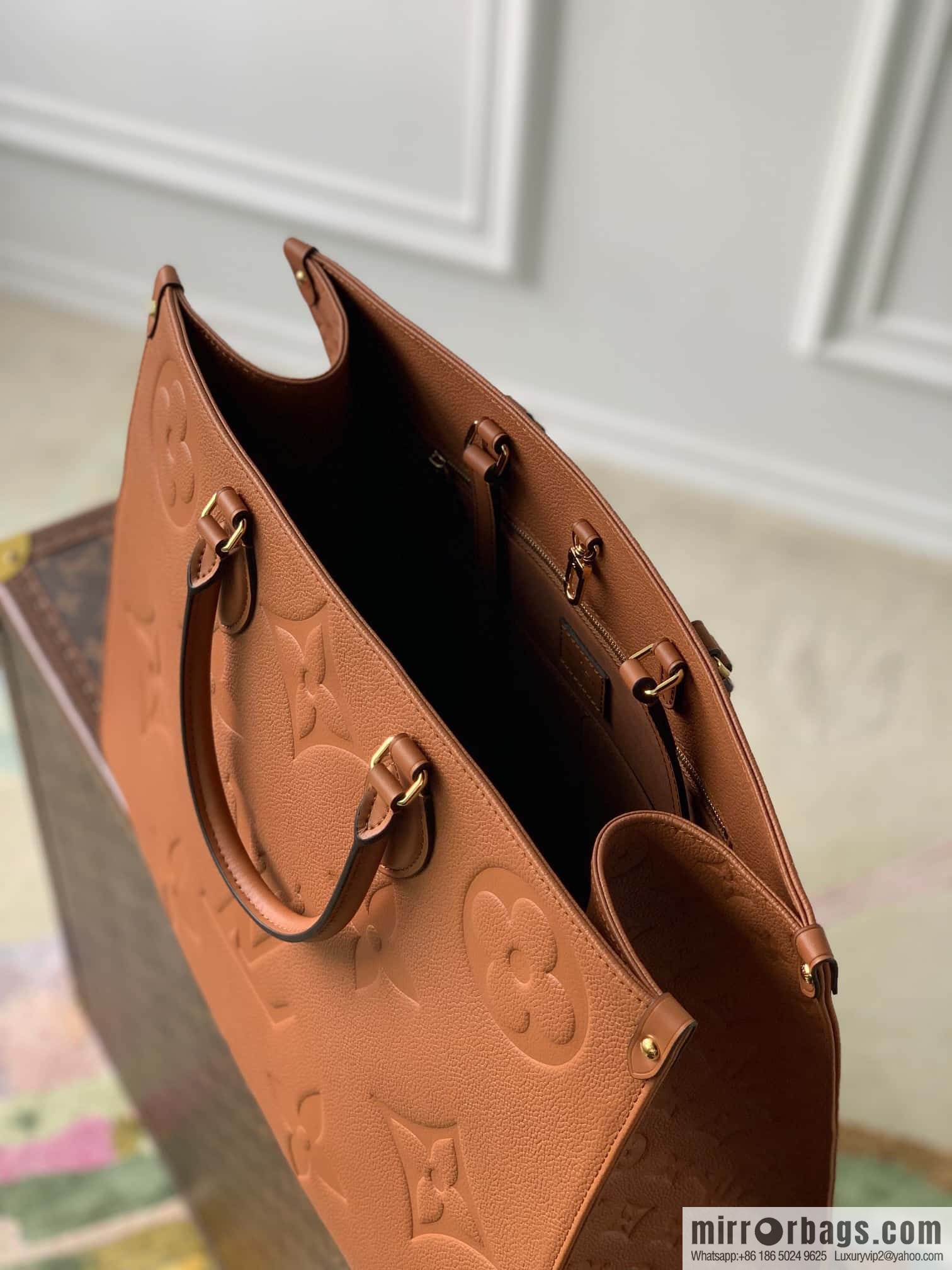 M44921 M44925ONTHEGO handbag