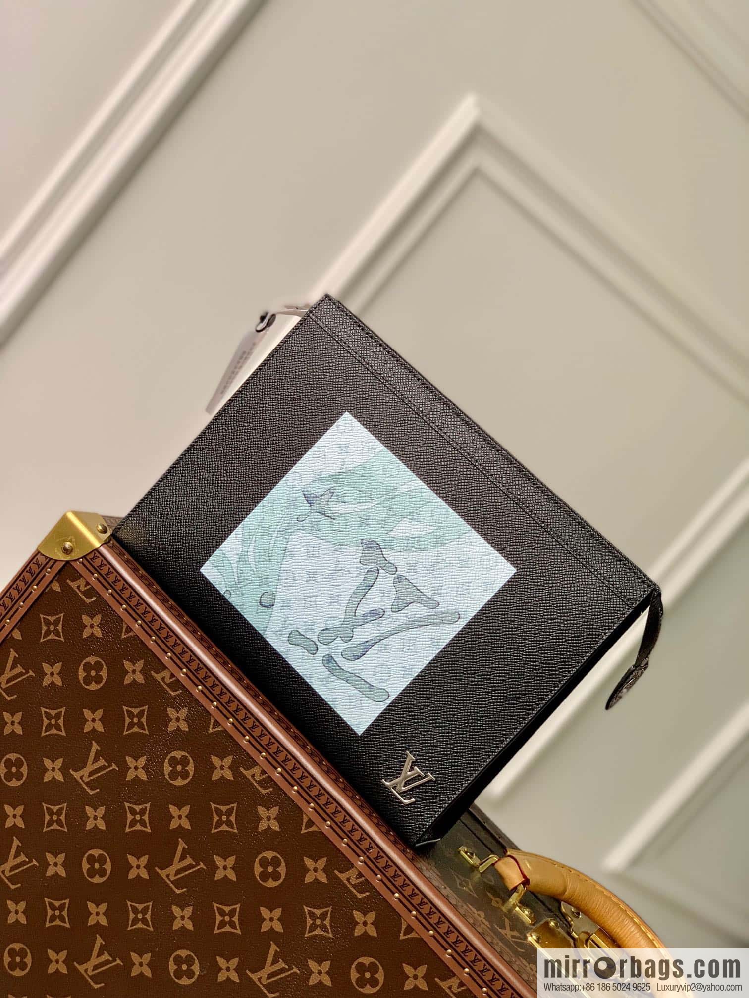 M22763 Pochette Voyage clutch bag