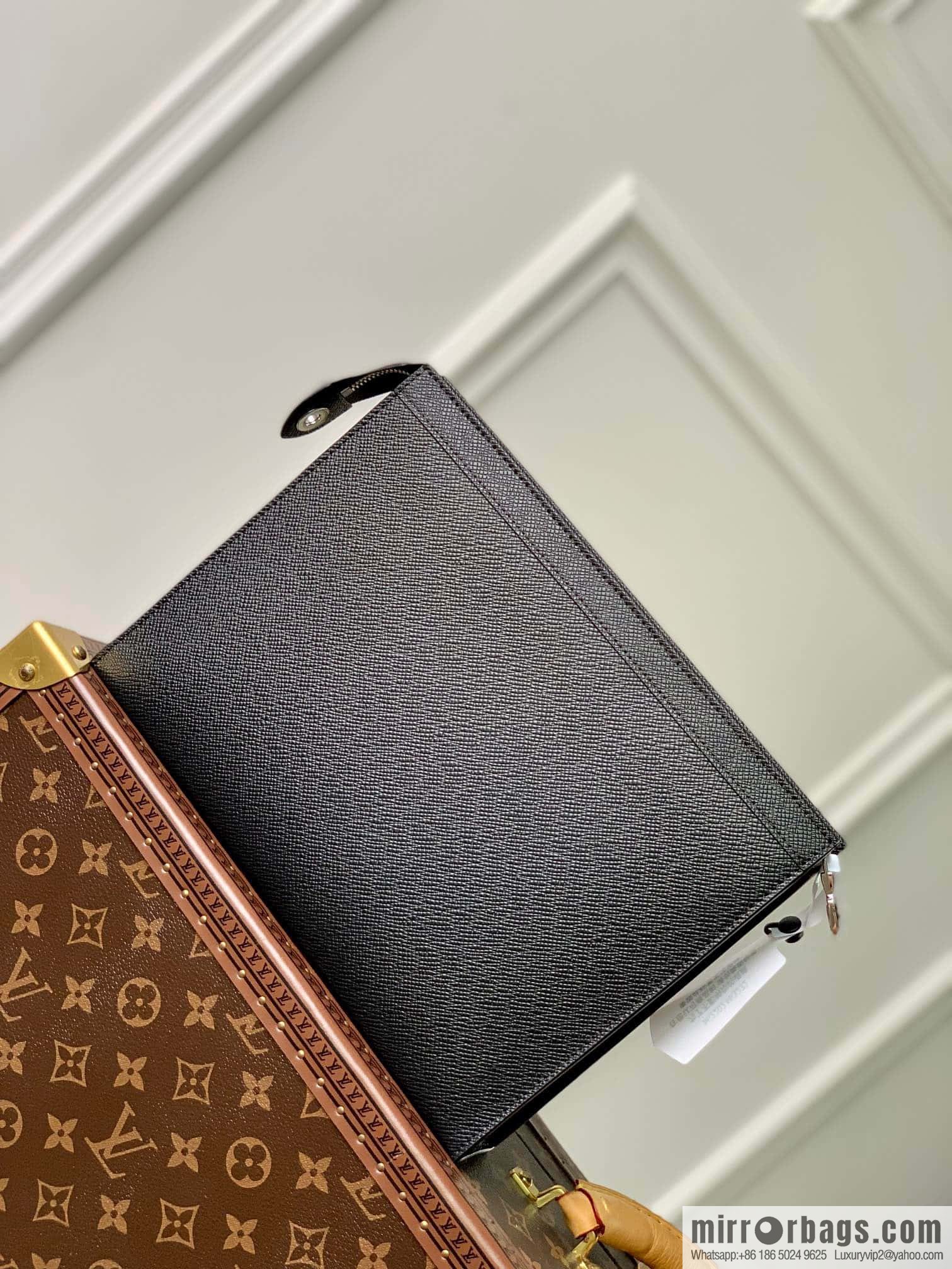 M22763 Pochette Voyage clutch bag