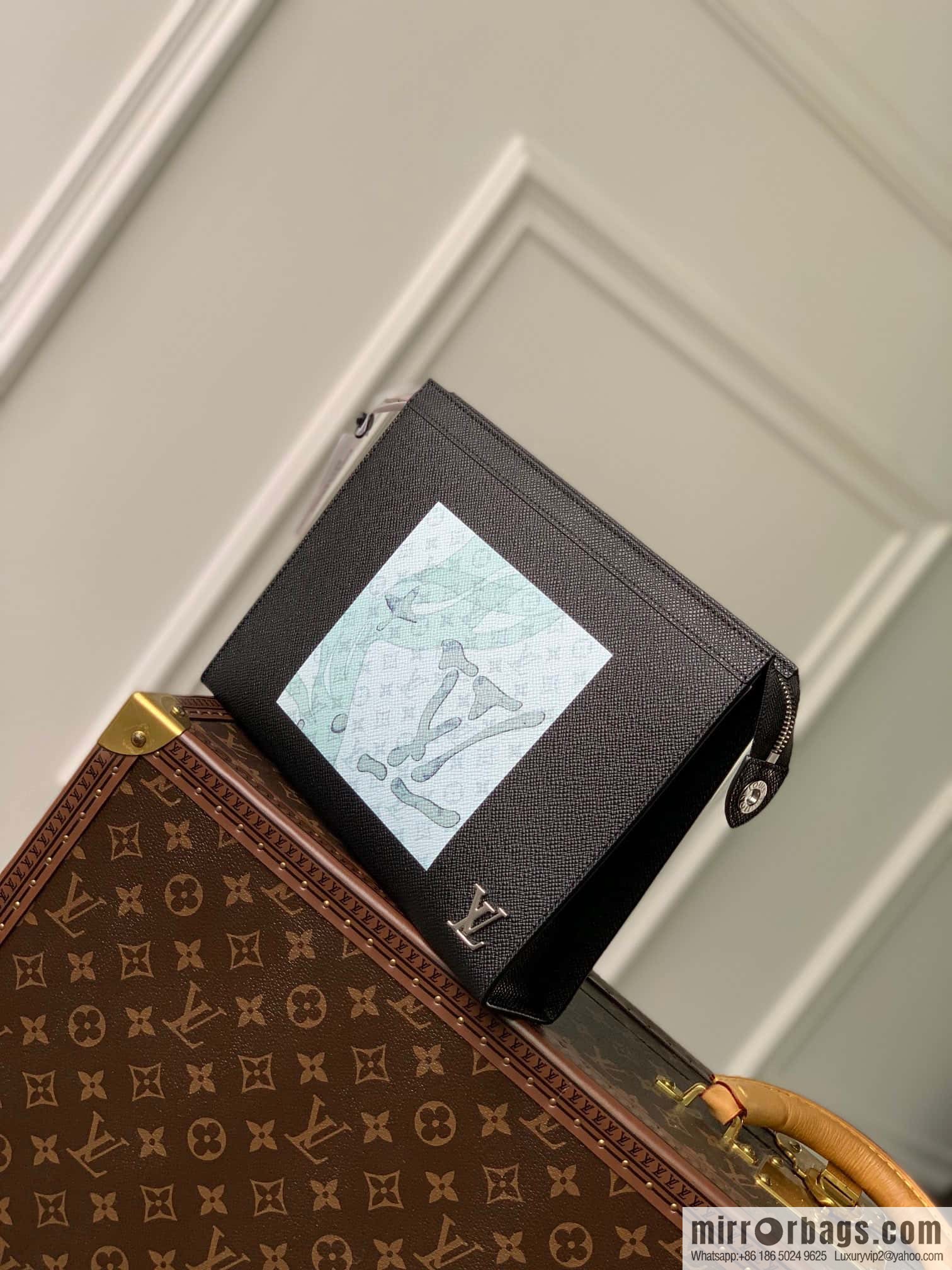 M22763 Pochette Voyage clutch bag