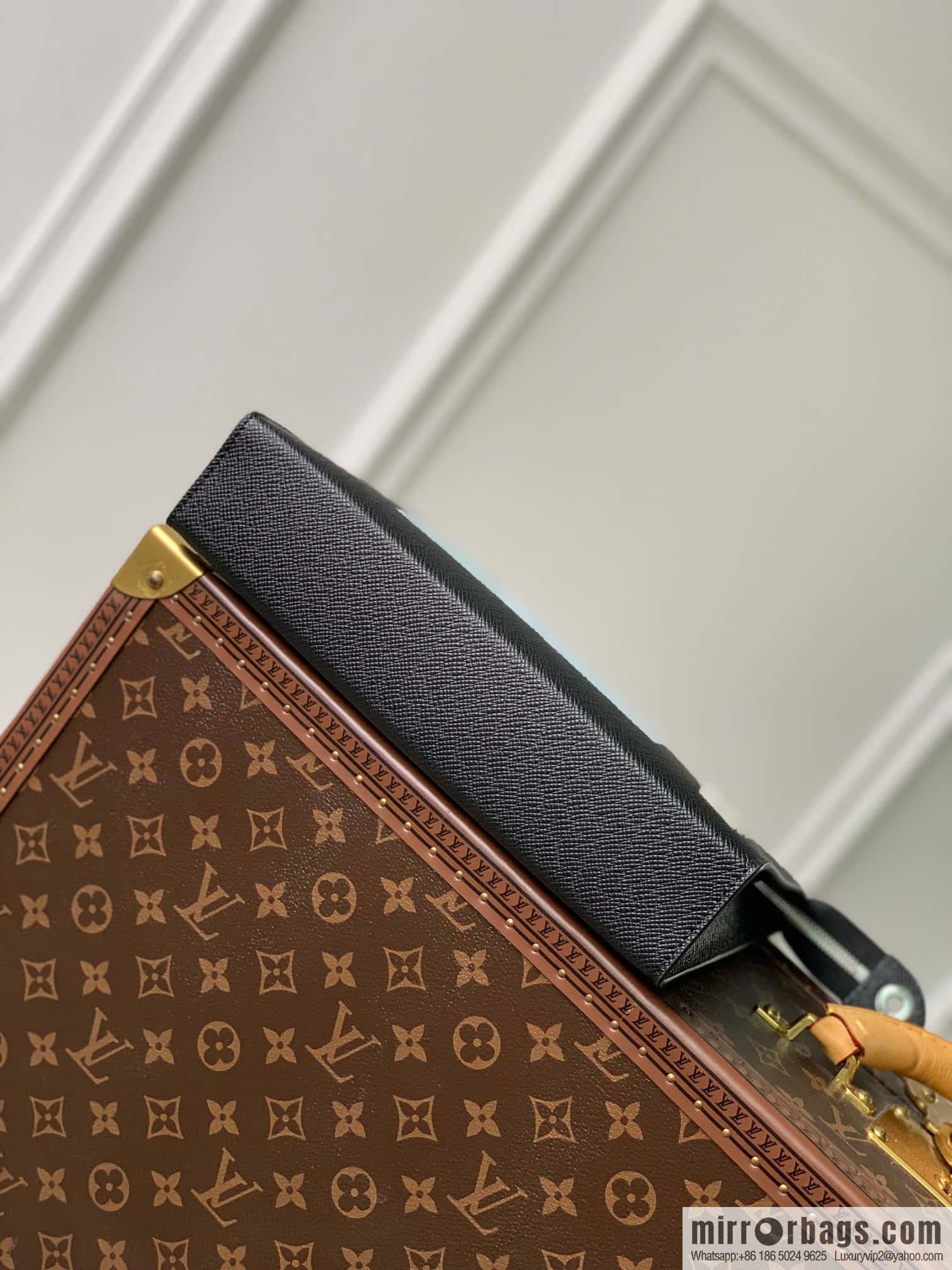 M22763 Pochette Voyage clutch bag