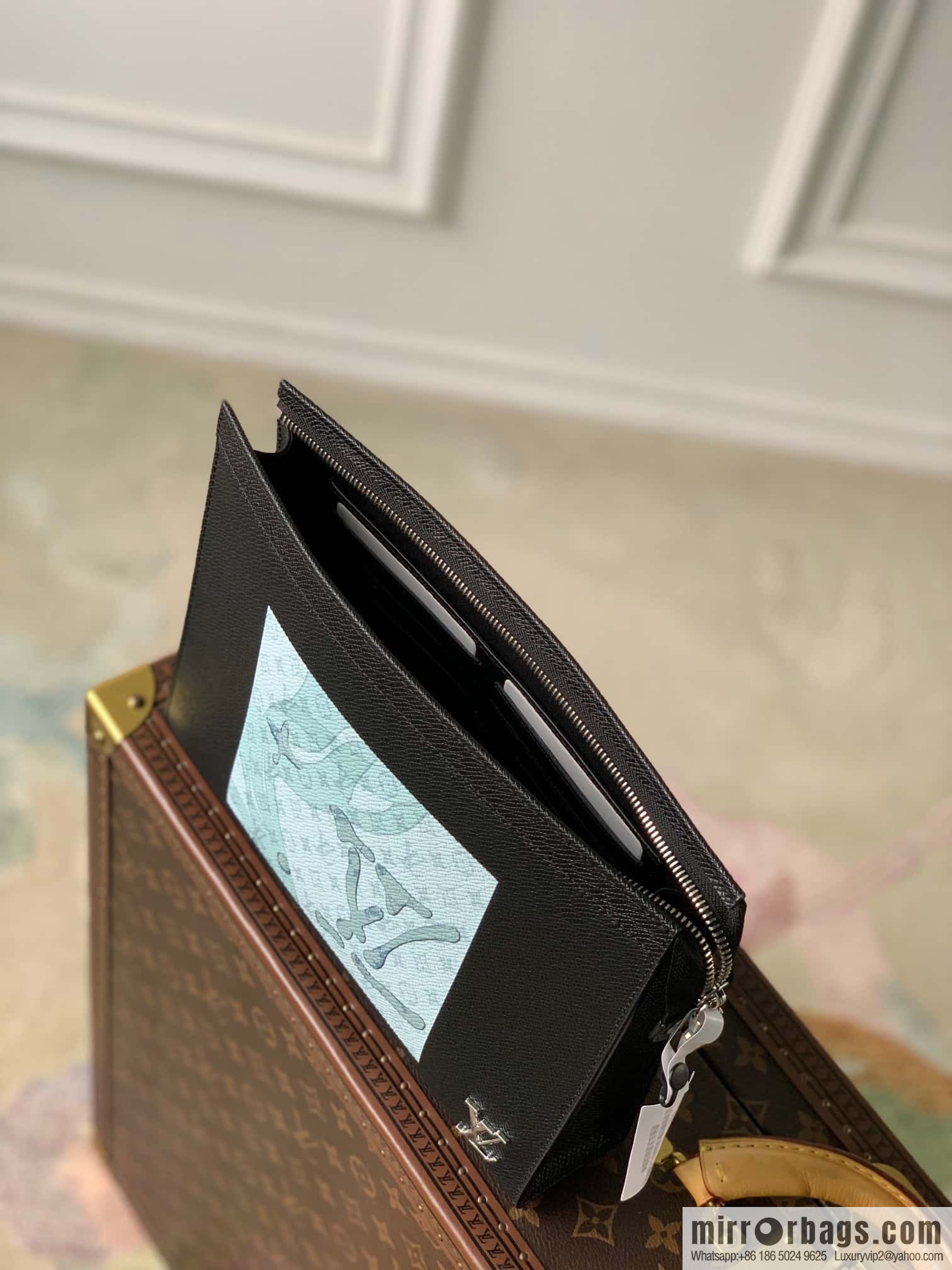 M22763 Pochette Voyage clutch bag