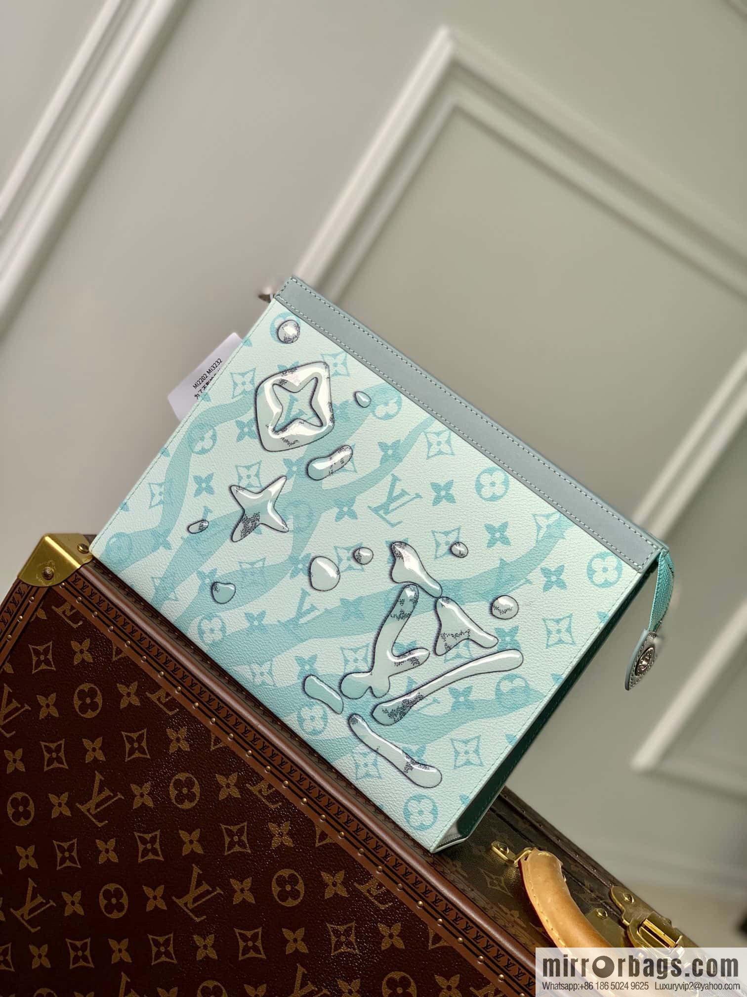 M22763 Pochette Voyage medium clutch bag