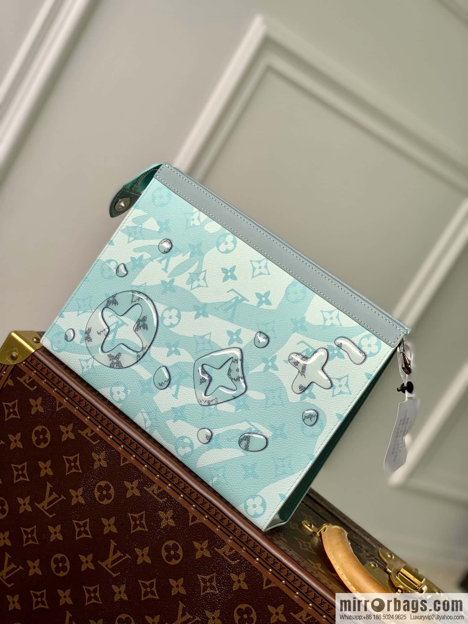 M22763 Pochette Voyage medium clutch bag