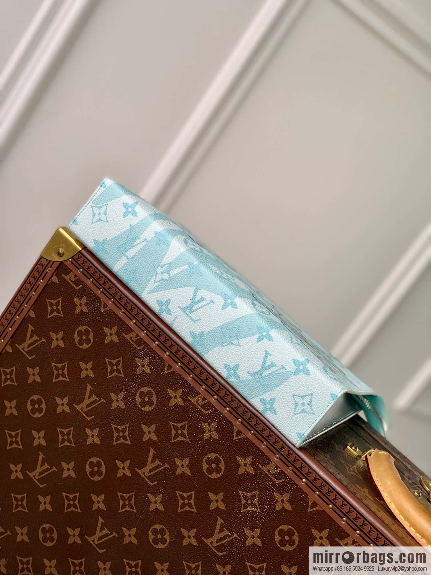 M22763 Pochette Voyage medium clutch bag
