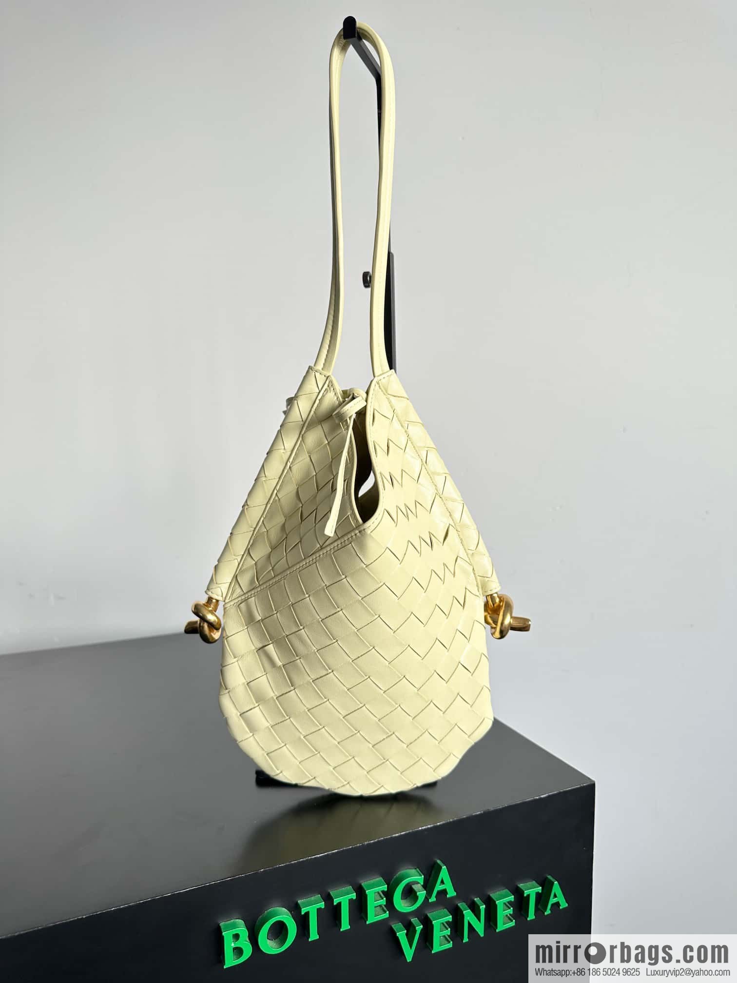 #BottegaVeneta, Yang Mi's latest bag of the same Solstice Shoulder Ba model number: 740898 small ice cream color