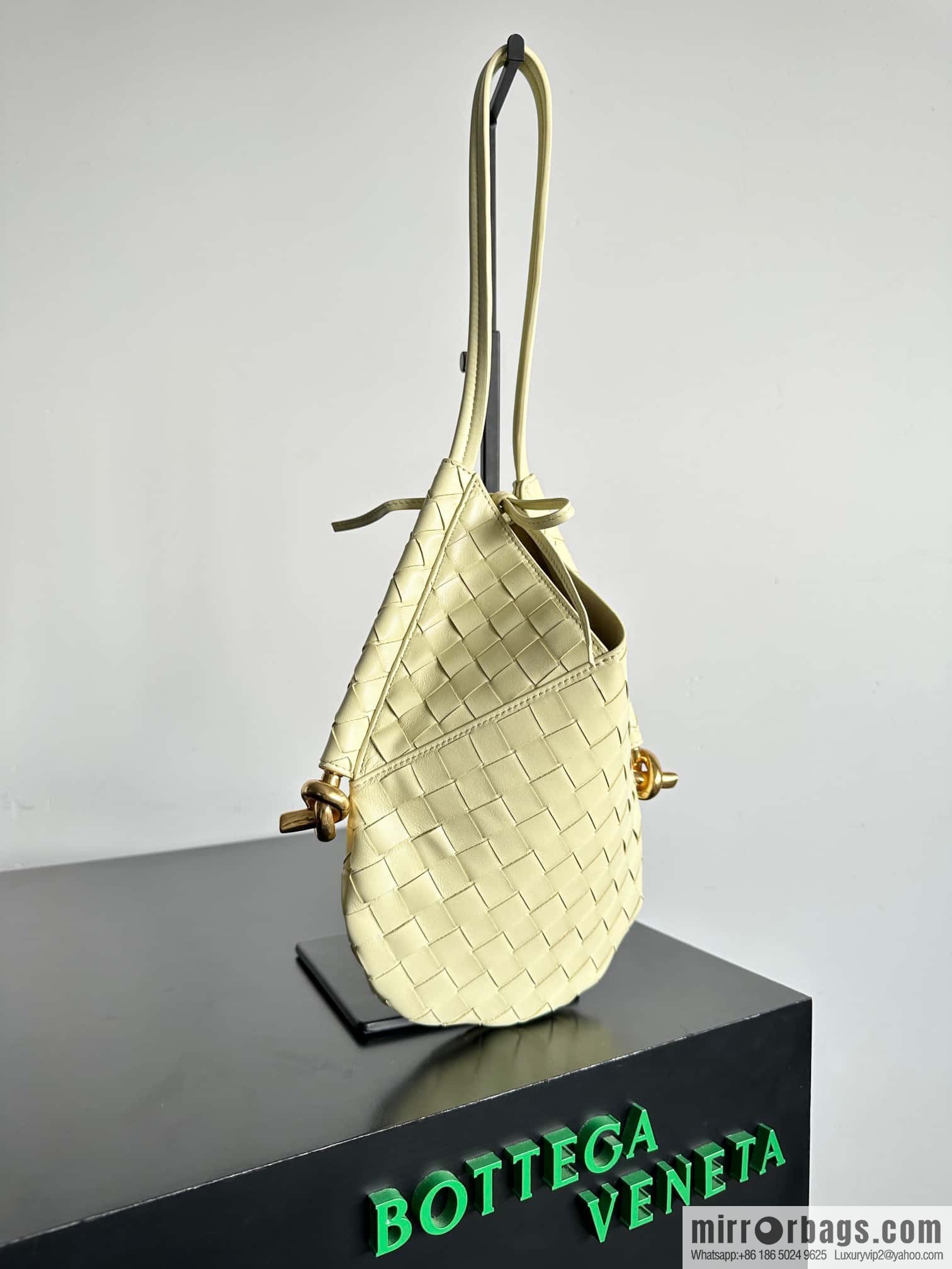 #BottegaVeneta, Yang Mi's latest bag of the same Solstice Shoulder Ba model number: 740898 small ice cream color