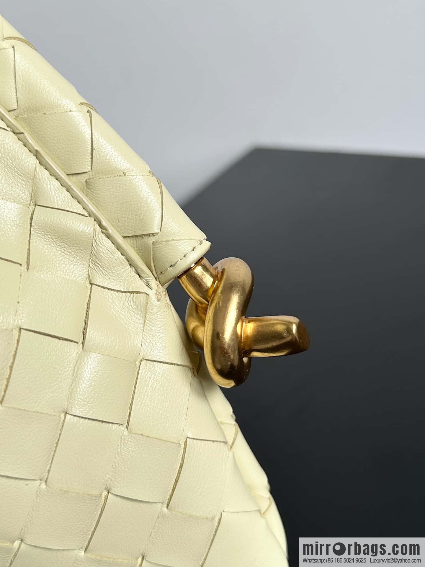 #BottegaVeneta, Yang Mi's latest bag of the same Solstice Shoulder Ba model number: 740898 small ice cream color
