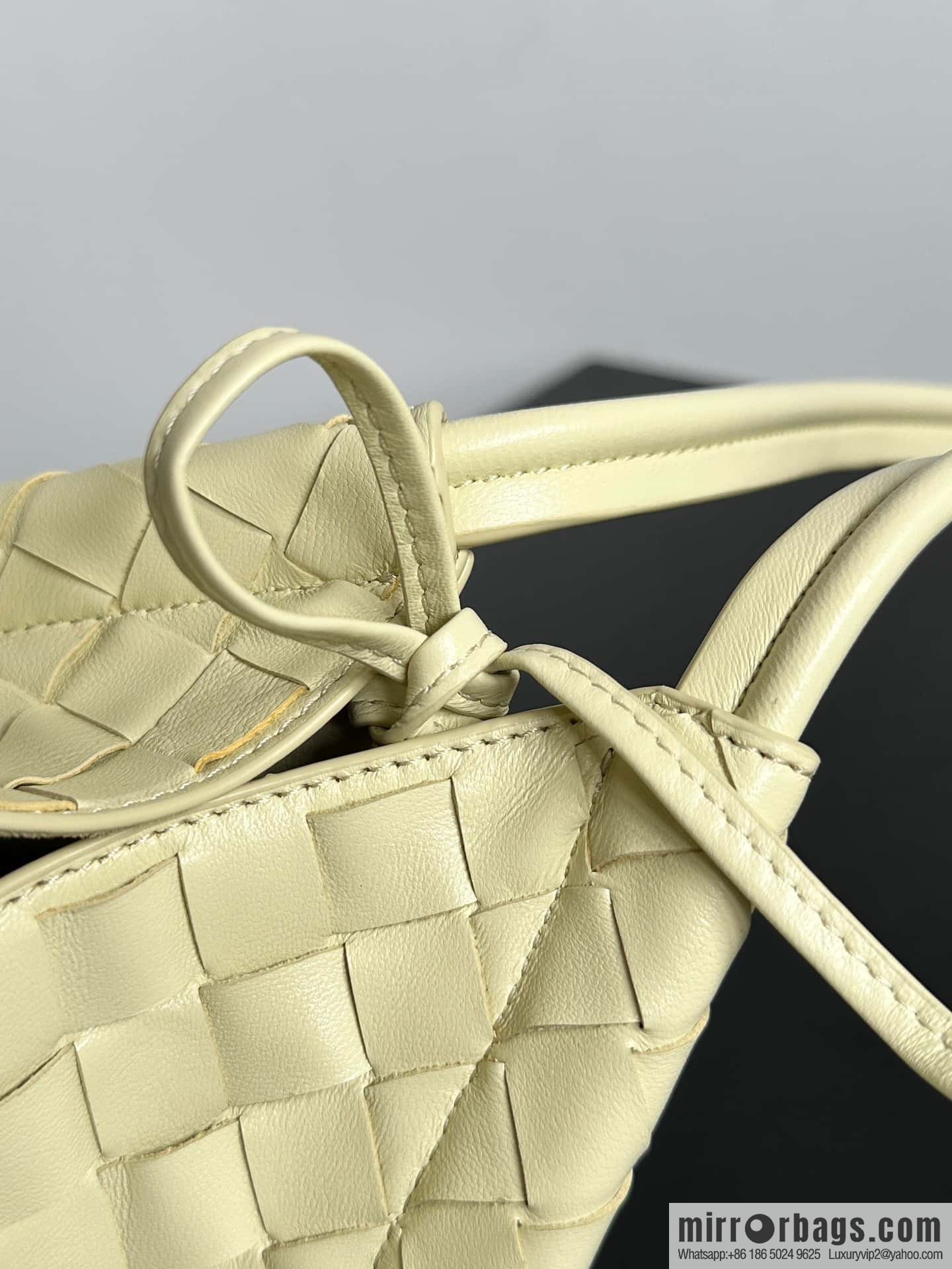 #BottegaVeneta, Yang Mi's latest bag of the same Solstice Shoulder Ba model number: 740898 small ice cream color