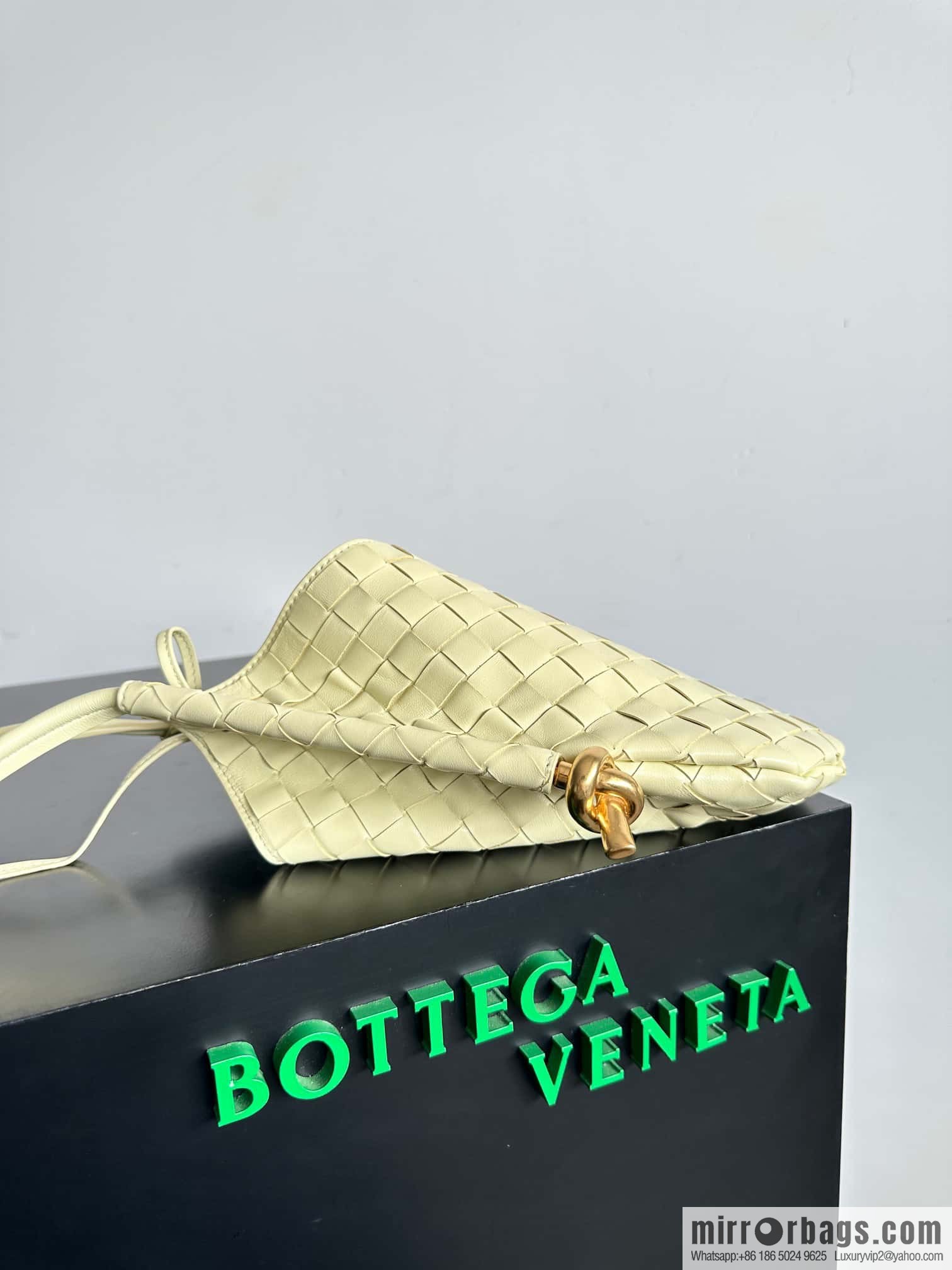 #BottegaVeneta, Yang Mi's latest bag of the same Solstice Shoulder Ba model number: 740898 small ice cream color