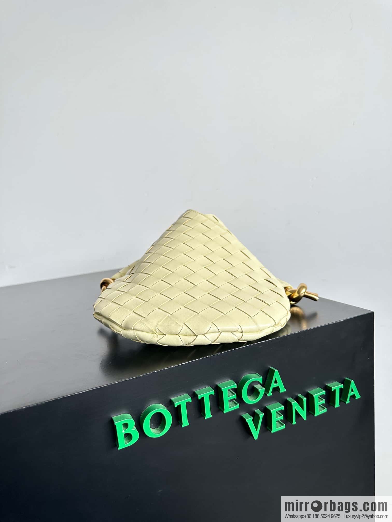 #BottegaVeneta, Yang Mi's latest bag of the same Solstice Shoulder Ba model number: 740898 small ice cream color