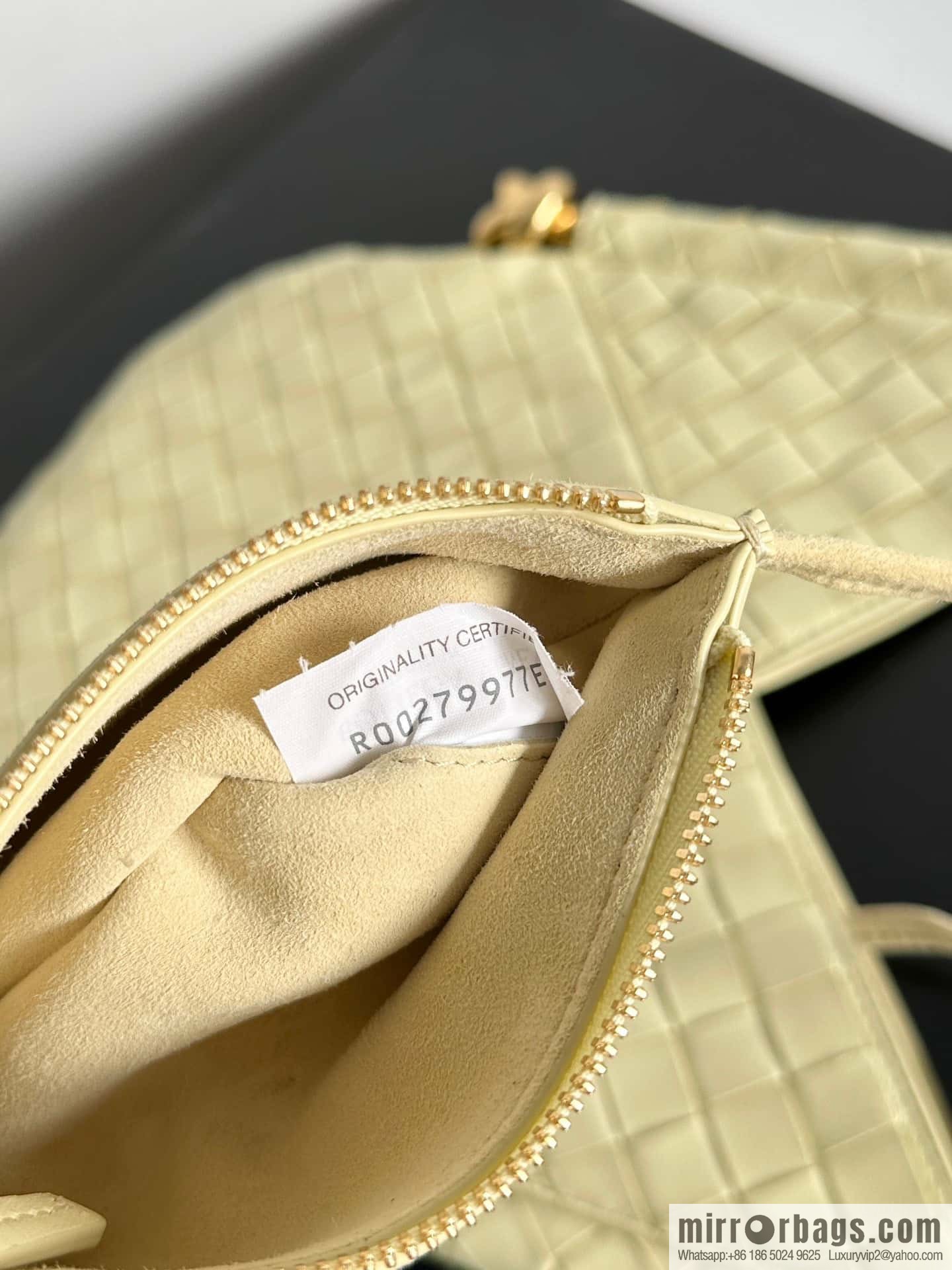 #BottegaVeneta, Yang Mi's latest bag of the same Solstice Shoulder Ba model number: 740898 small ice cream color