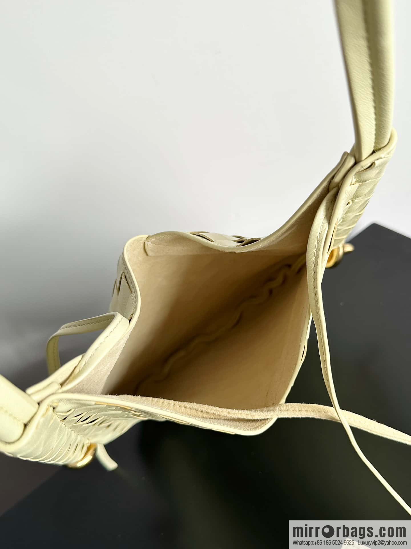 #BottegaVeneta, Yang Mi's latest bag of the same Solstice Shoulder Ba model number: 740898 small ice cream color