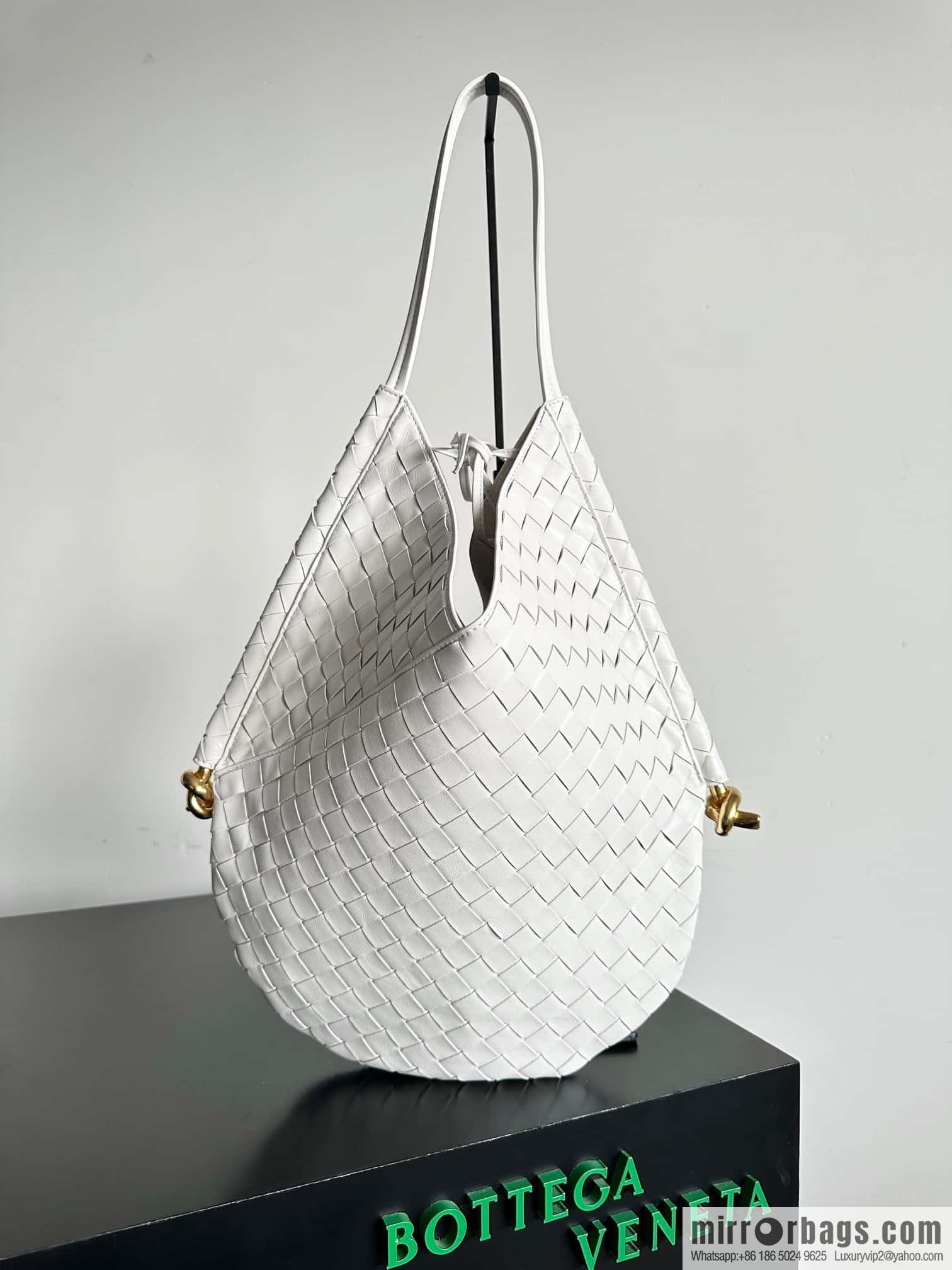 #BottegaVeneta, Yang Mi's latest bag type of the same Solstice Shoulder Ba, model number: 740990 large white