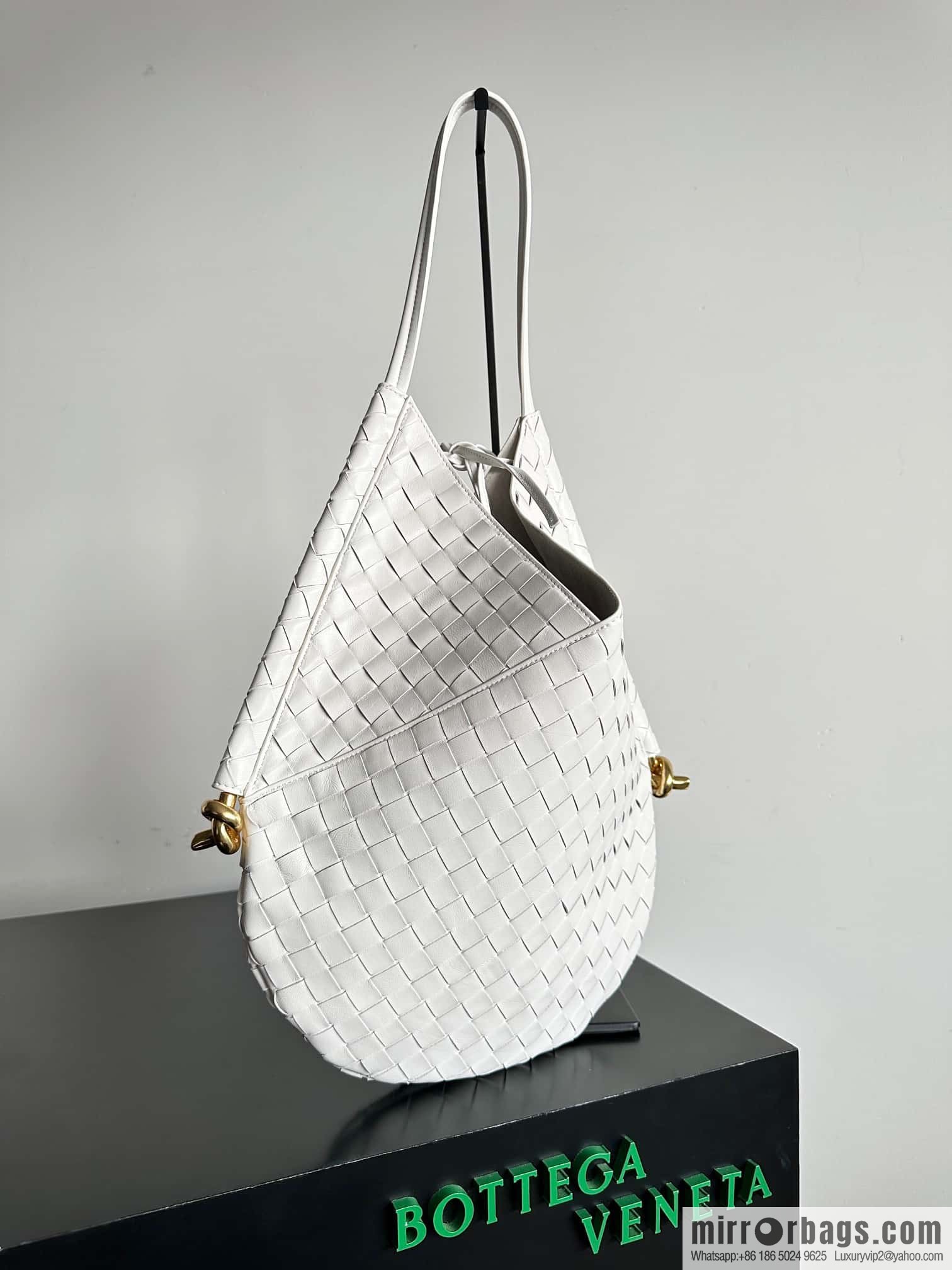 #BottegaVeneta, Yang Mi's latest bag type of the same Solstice Shoulder Ba, model number: 740990 large white