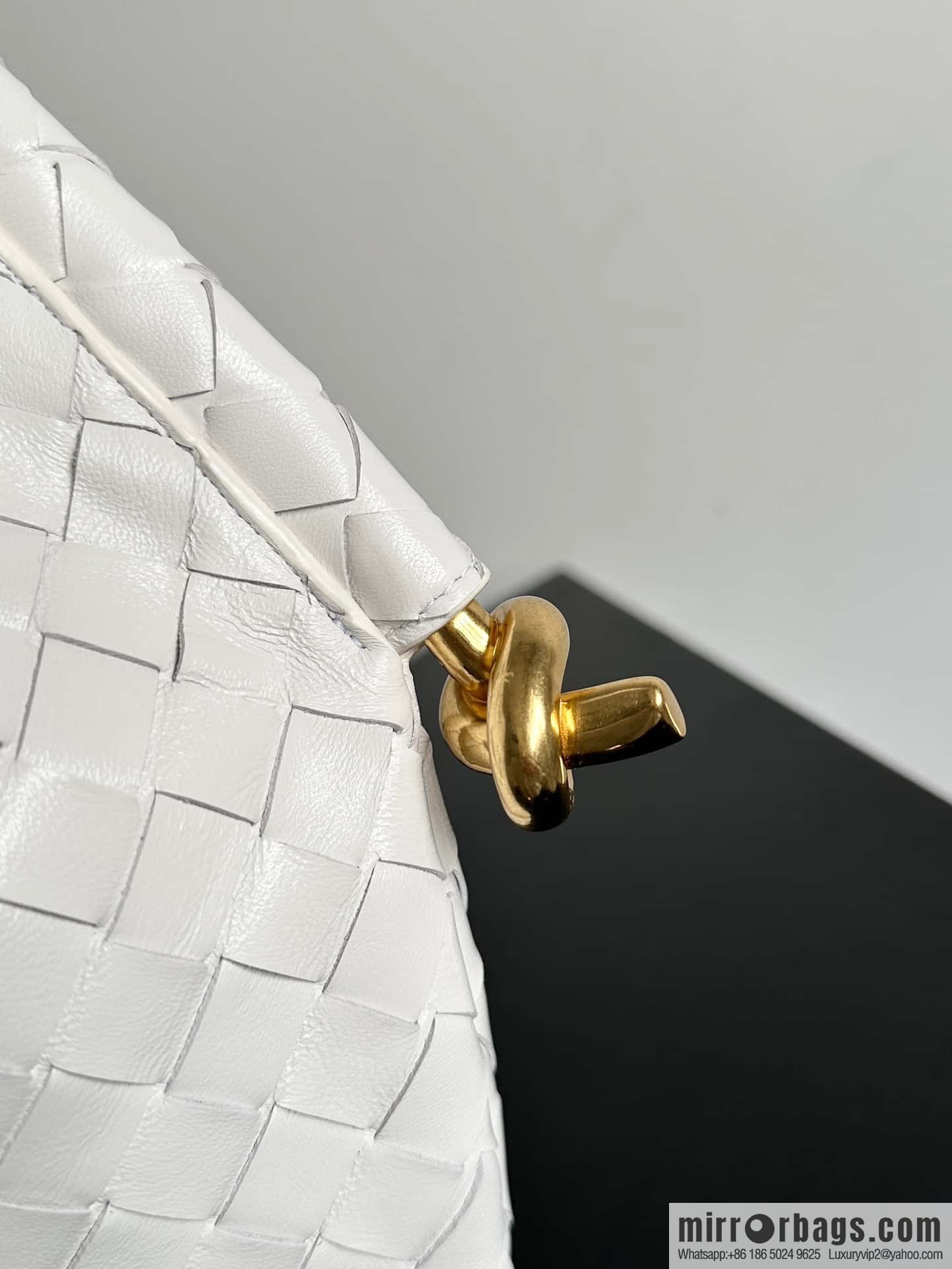#BottegaVeneta, Yang Mi's latest bag type of the same Solstice Shoulder Ba, model number: 740990 large white