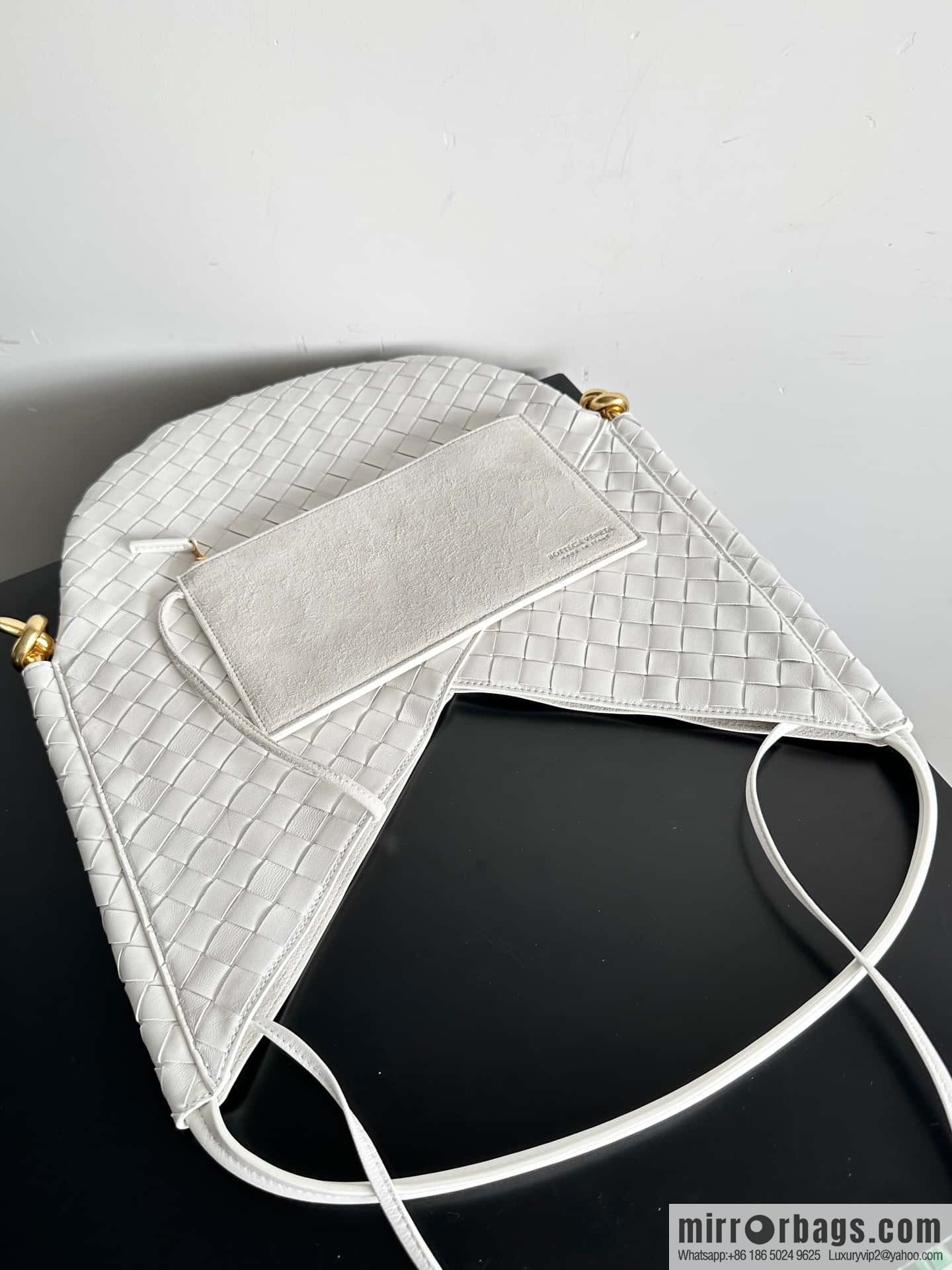 #BottegaVeneta, Yang Mi's latest bag type of the same Solstice Shoulder Ba, model number: 740990 large white