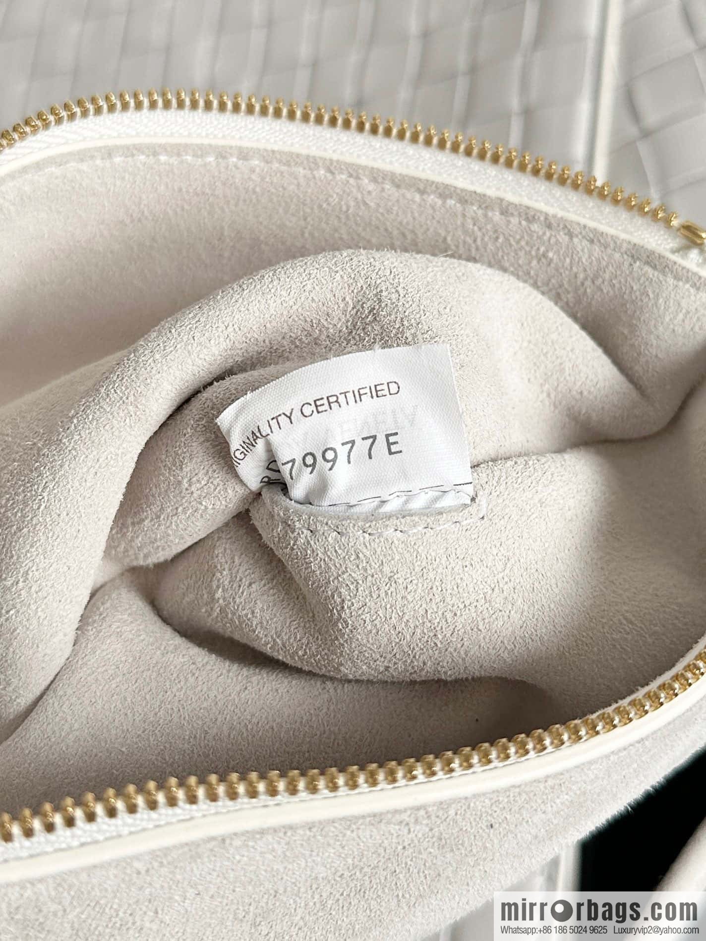 #BottegaVeneta, Yang Mi's latest bag type of the same Solstice Shoulder Ba, model number: 740990 large white