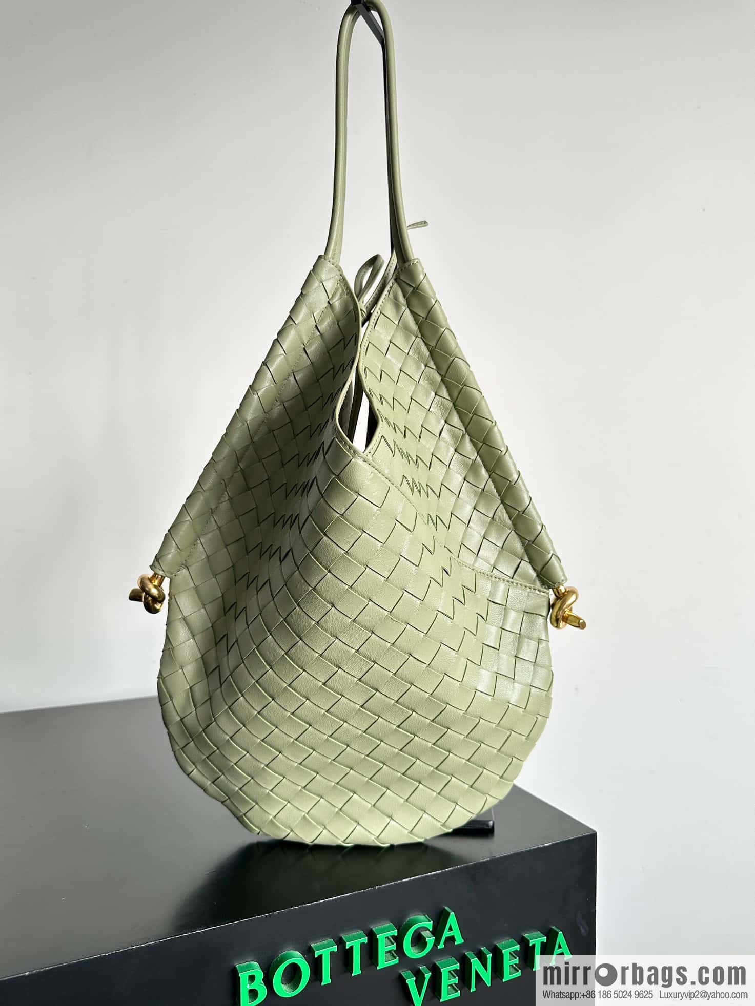 #BottegaVeneta, Yang Mi's latest bag type of the same Solstice Shoulder Ba, model number: 740990 large travertine green