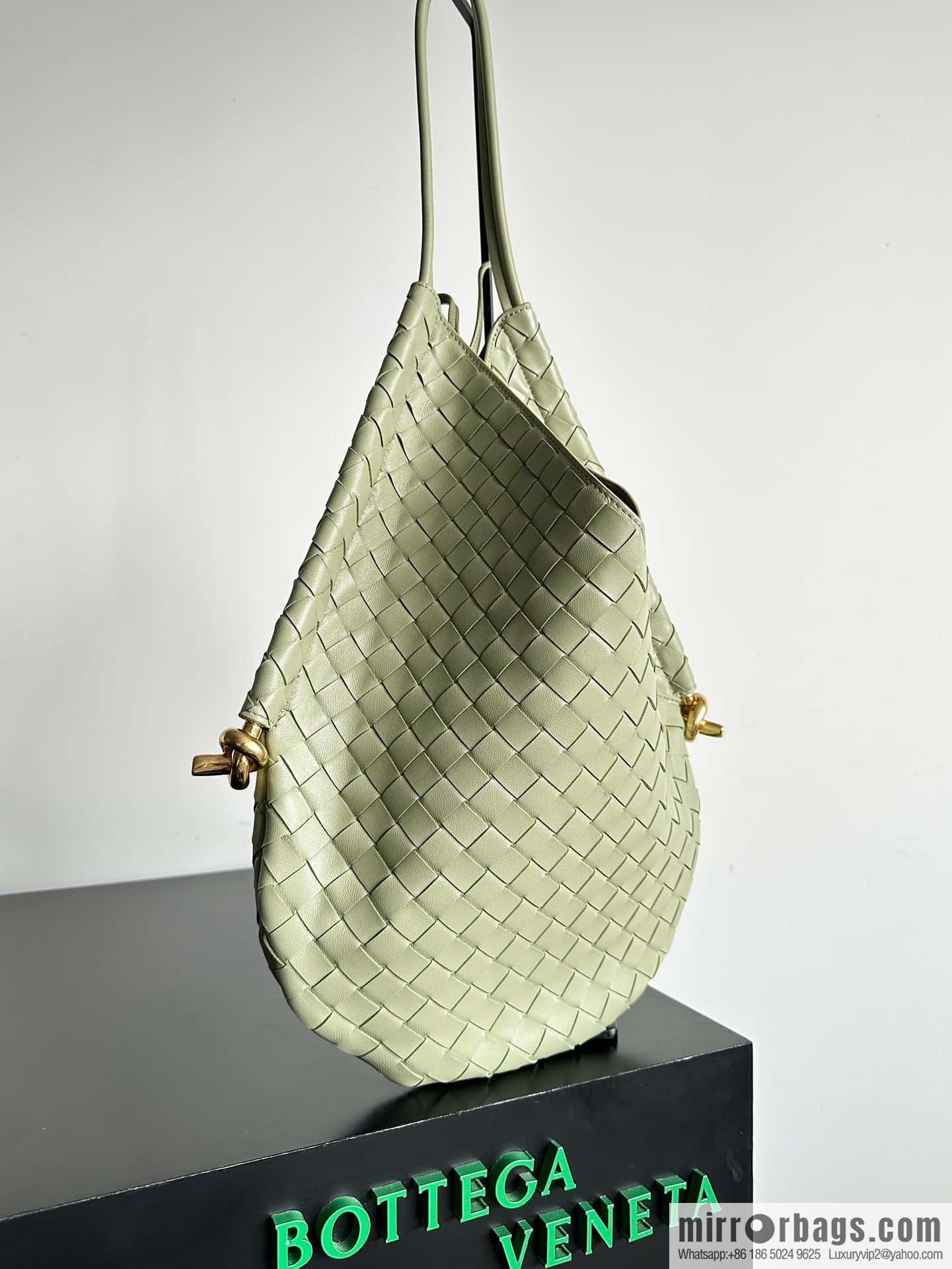 #BottegaVeneta, Yang Mi's latest bag type of the same Solstice Shoulder Ba, model number: 740990 large travertine green