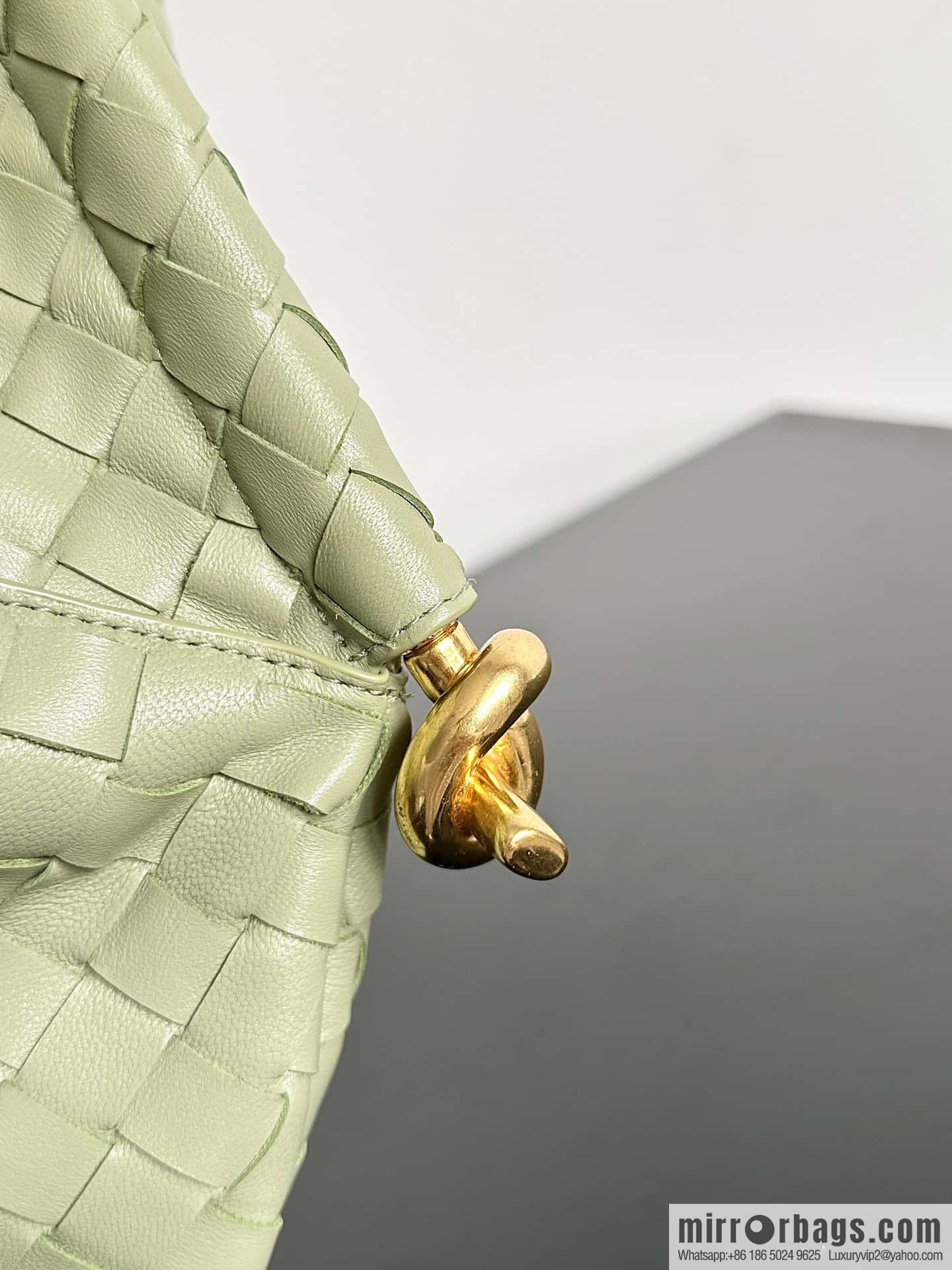 #BottegaVeneta, Yang Mi's latest bag type of the same Solstice Shoulder Ba, model number: 740990 large travertine green