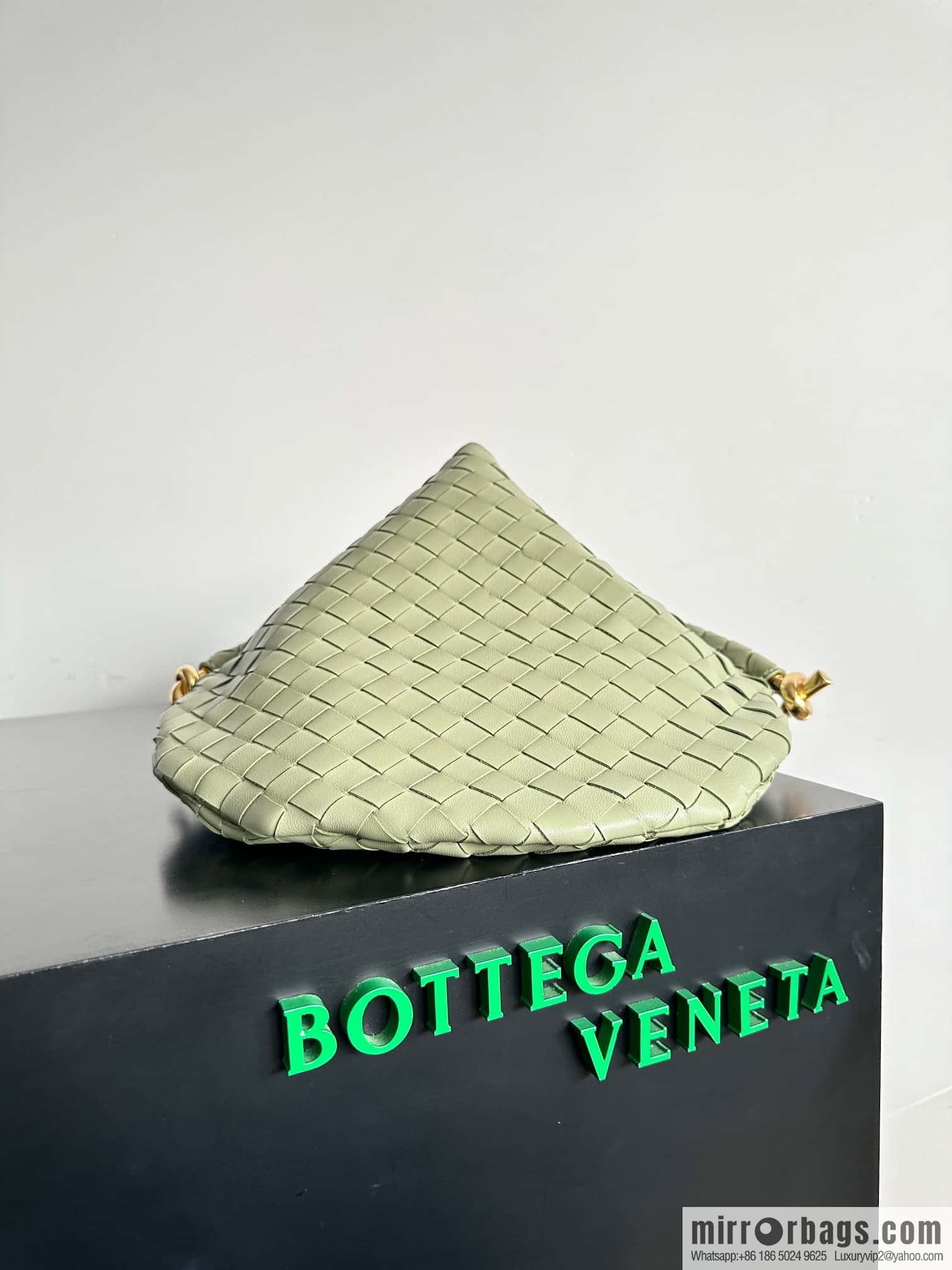#BottegaVeneta, Yang Mi's latest bag type of the same Solstice Shoulder Ba, model number: 740990 large travertine green