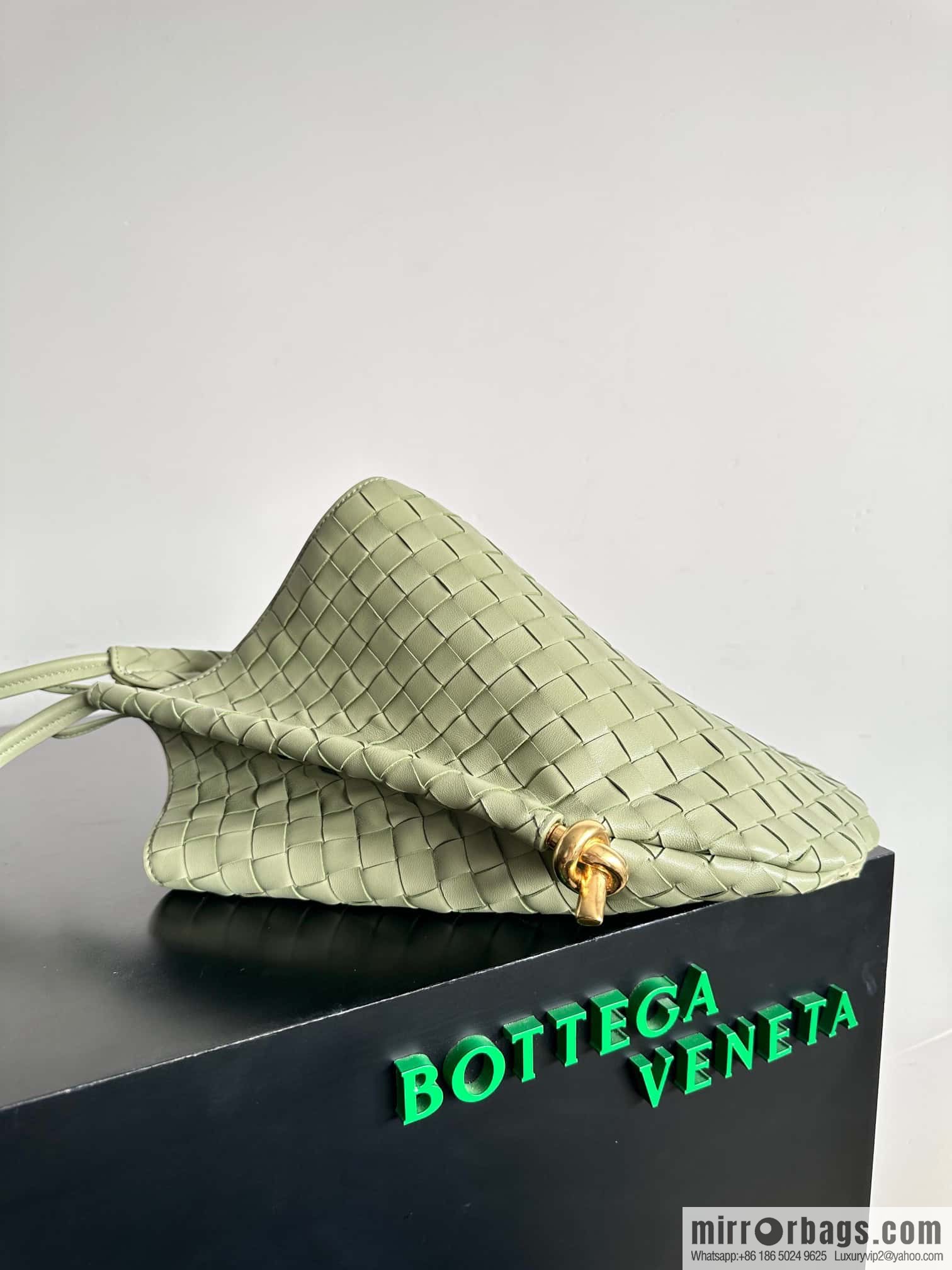 #BottegaVeneta, Yang Mi's latest bag type of the same Solstice Shoulder Ba, model number: 740990 large travertine green