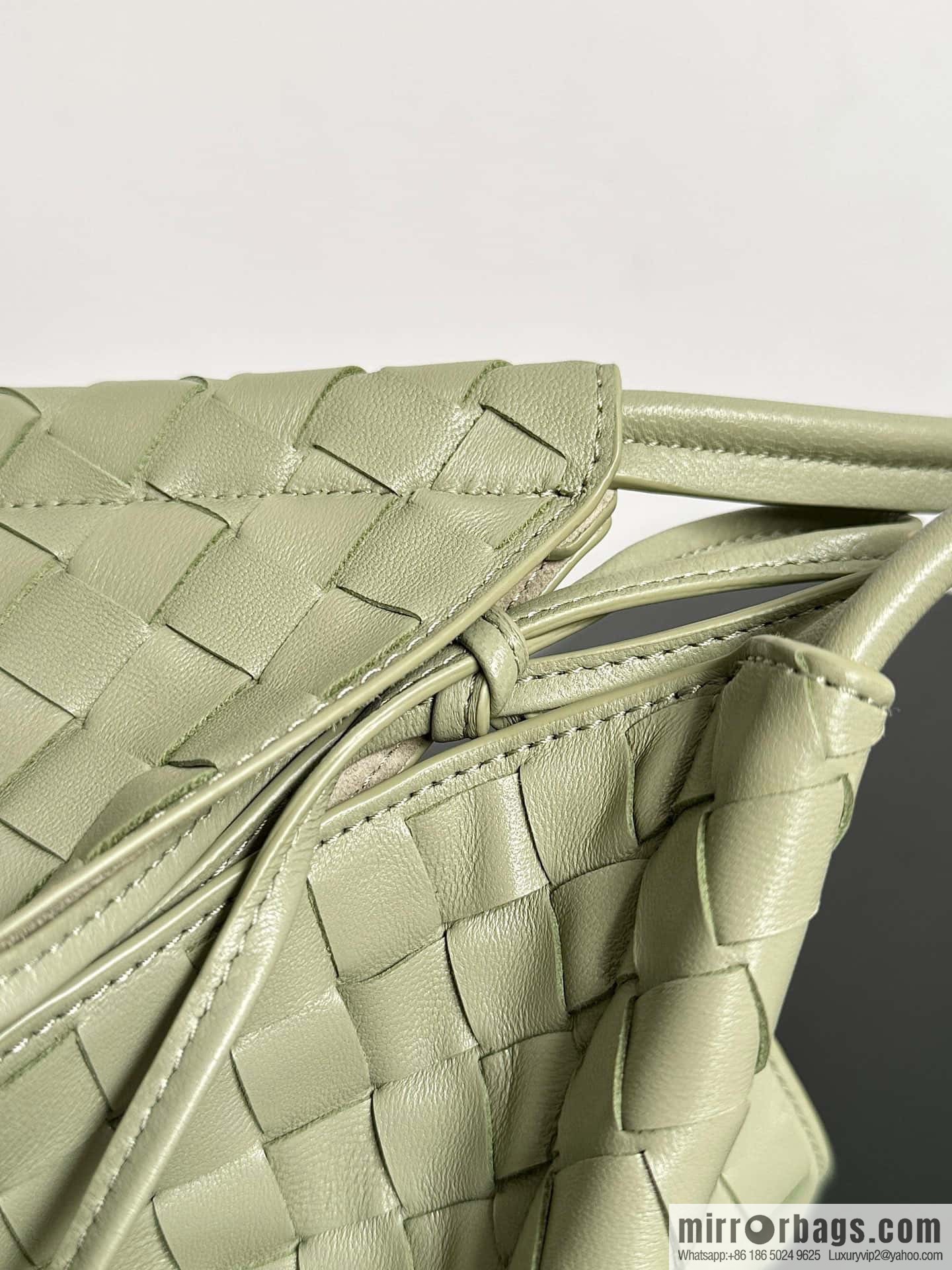 #BottegaVeneta, Yang Mi's latest bag type of the same Solstice Shoulder Ba, model number: 740990 large travertine green
