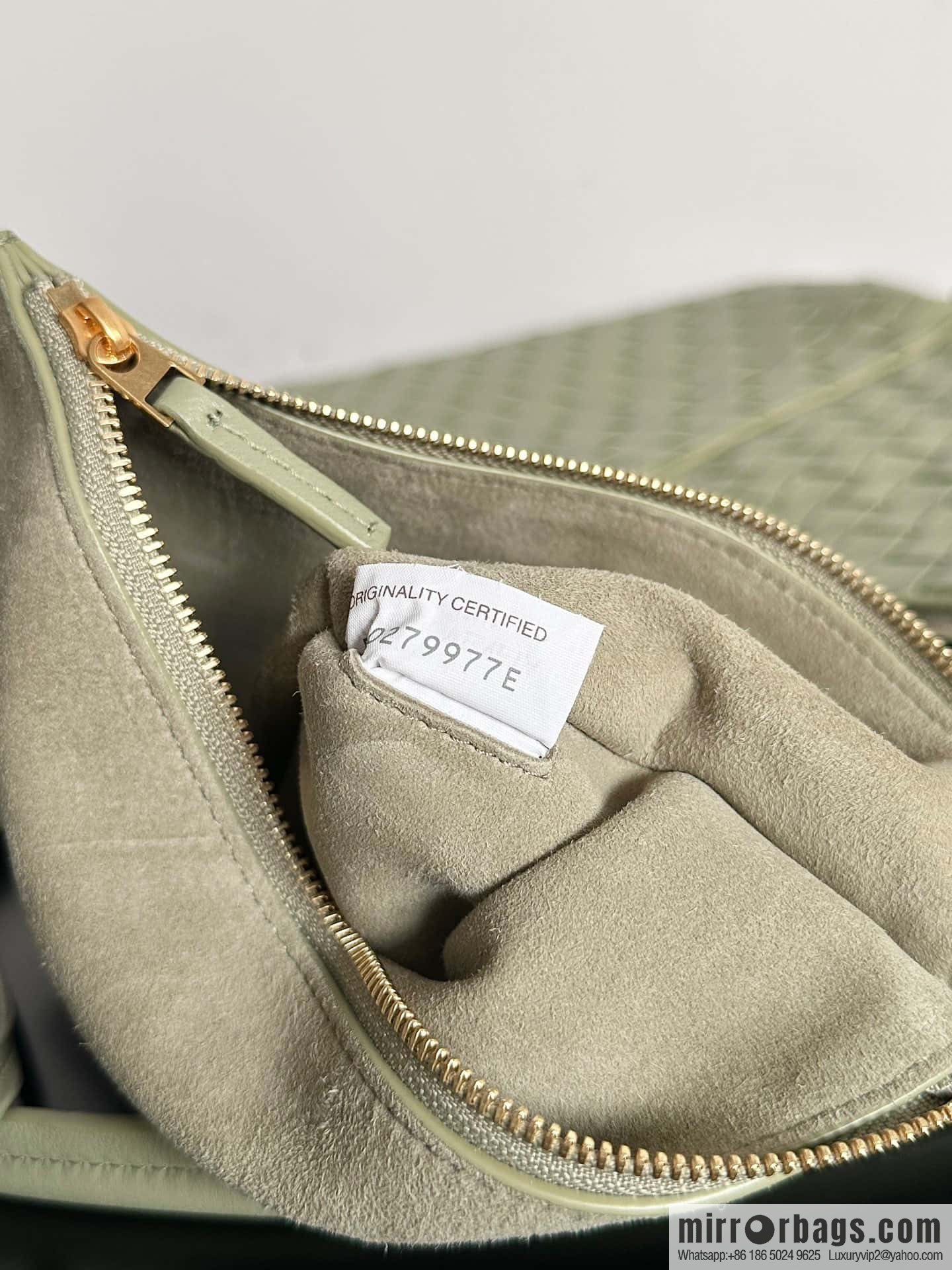 #BottegaVeneta, Yang Mi's latest bag type of the same Solstice Shoulder Ba, model number: 740990 large travertine green