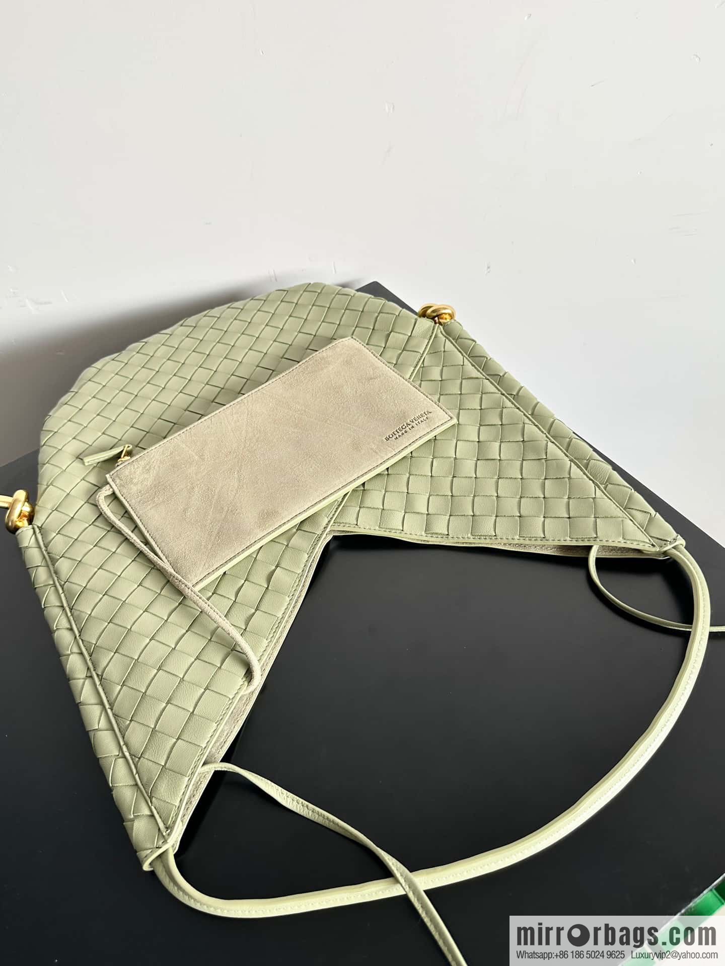 #BottegaVeneta, Yang Mi's latest bag type of the same Solstice Shoulder Ba, model number: 740990 large travertine green