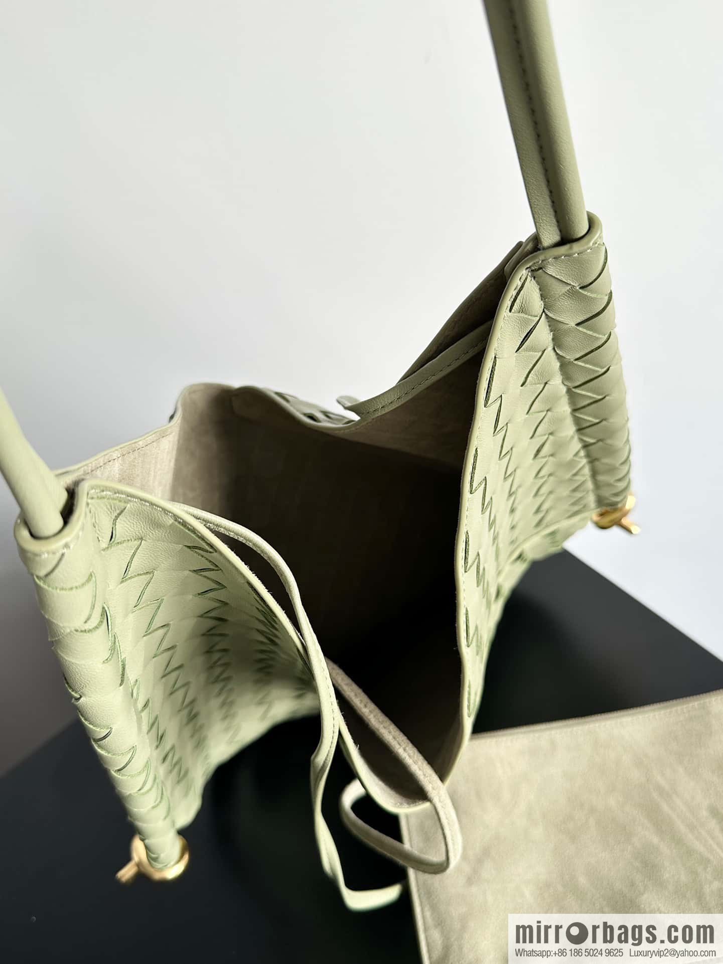 #BottegaVeneta, Yang Mi's latest bag type of the same Solstice Shoulder Ba, model number: 740990 large travertine green