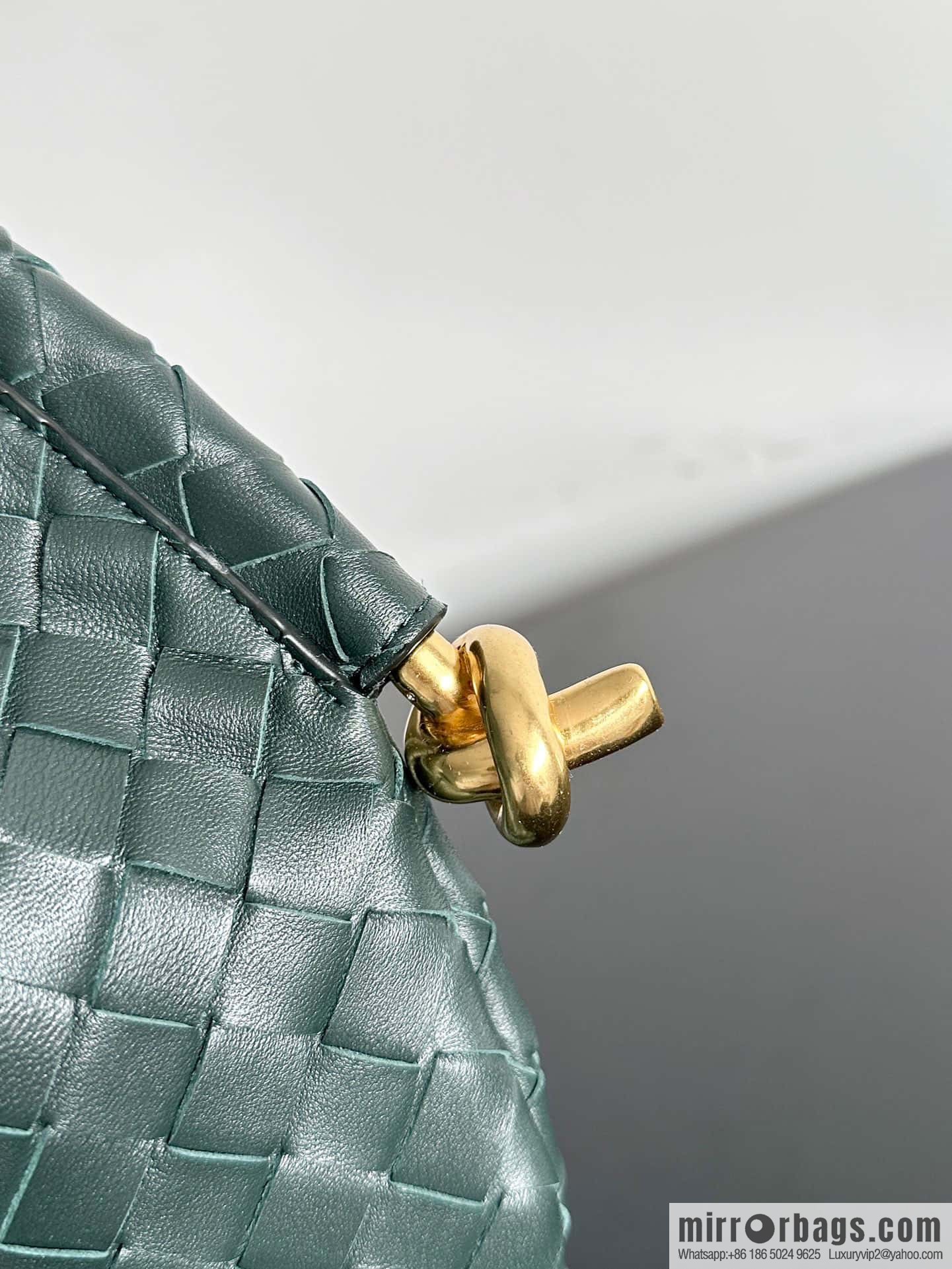 #BottegaVeneta, Yang Mi's latest bag type of the same Solstice Shoulder Ba, model number: 740990 large dark green.