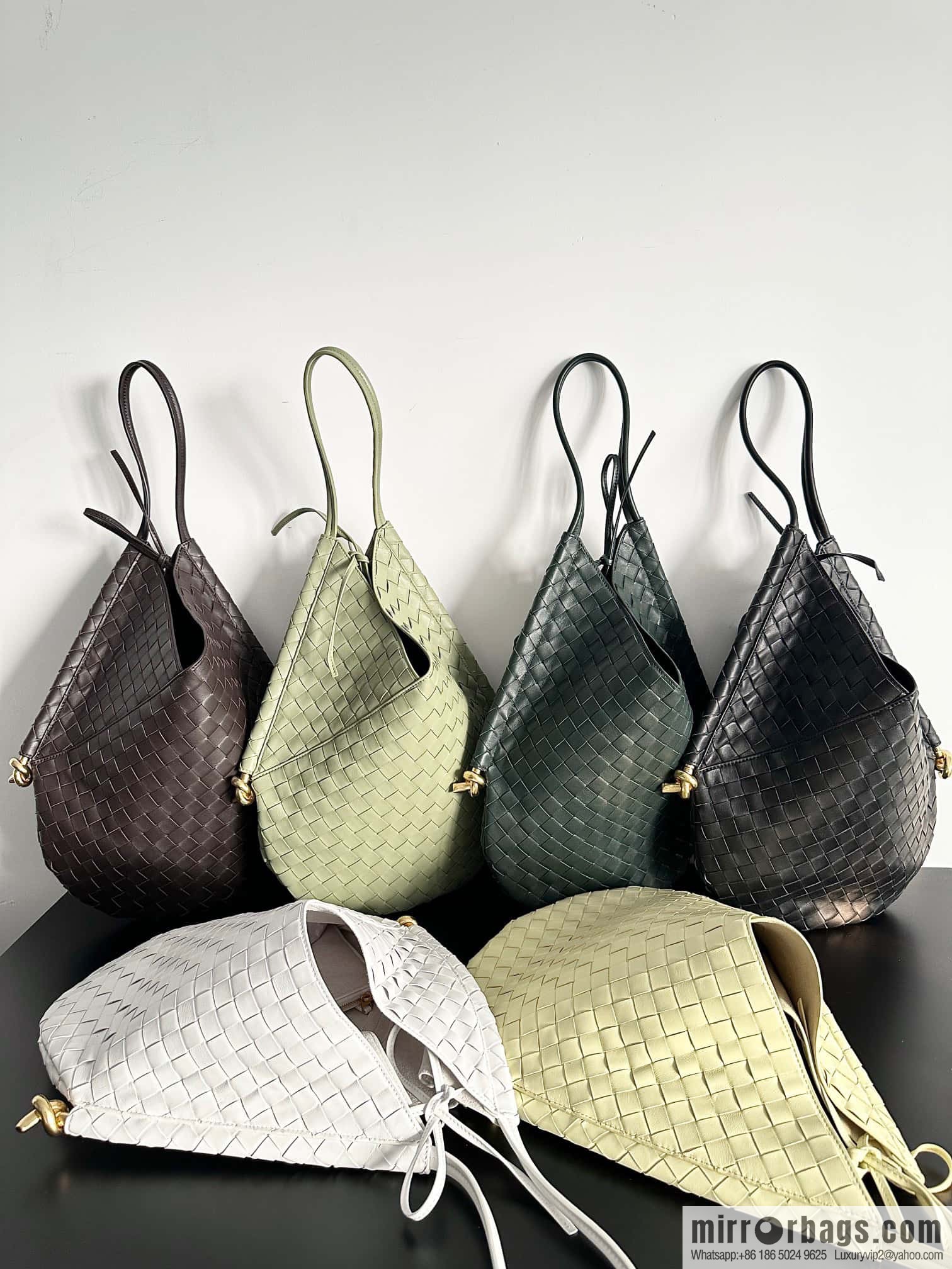 #BottegaVeneta, Yang Mi's latest bag type of the same Solstice Shoulder Ba, model number: 740990 large travertine green