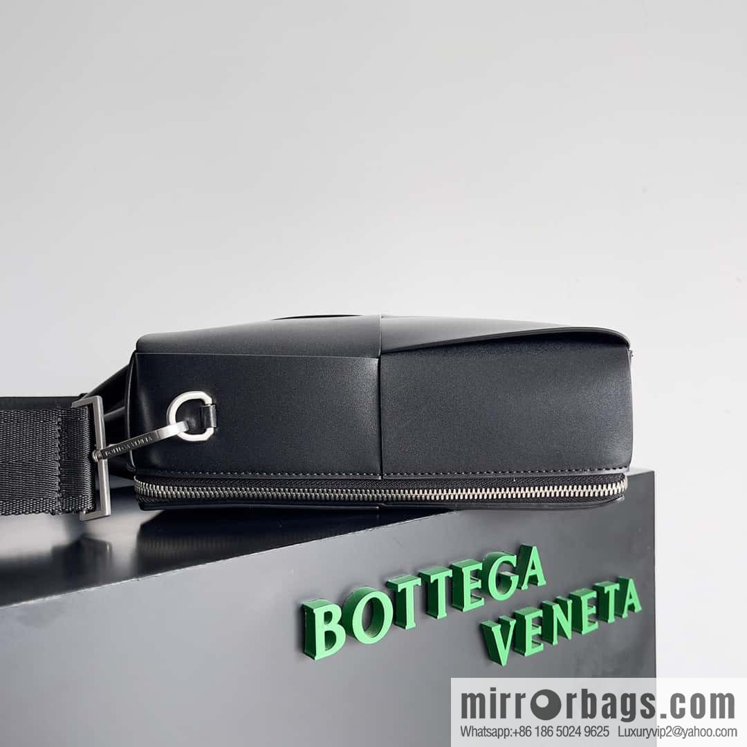 Bottega Veneta Men's Briefcases Model 680120 black