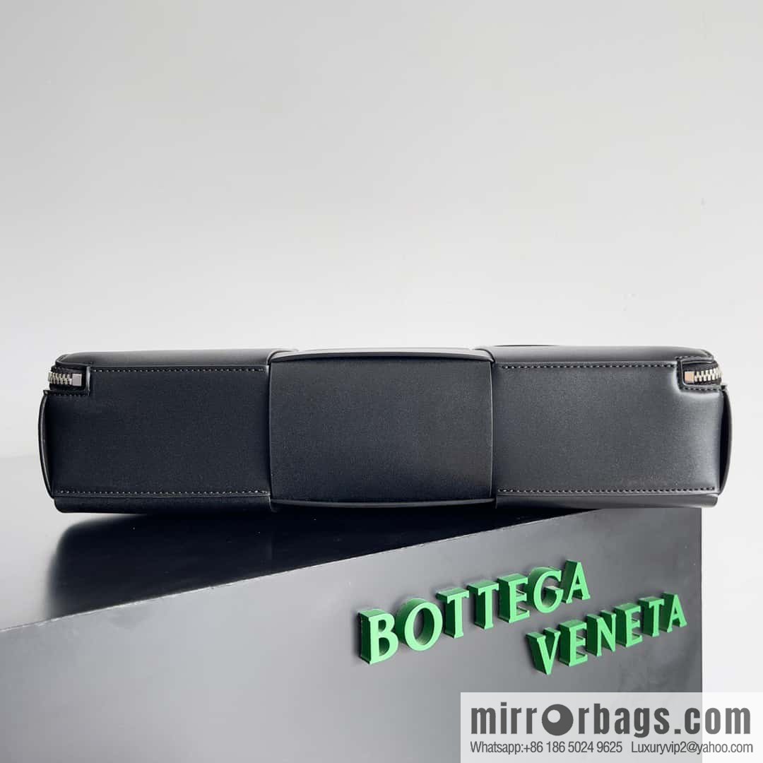 Bottega Veneta Men's Briefcases Model 680120 black