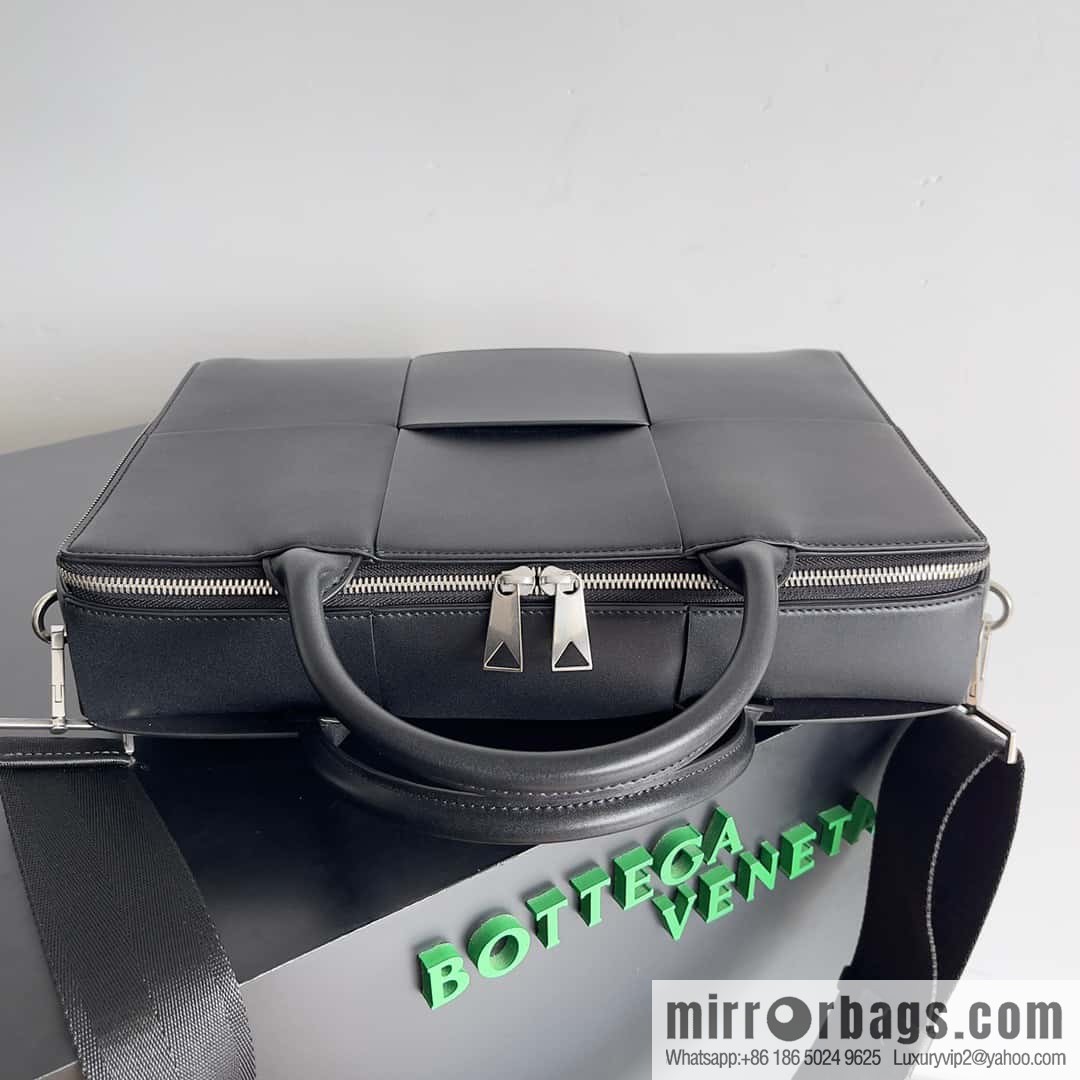Bottega Veneta Men's Briefcases Model 680120 black