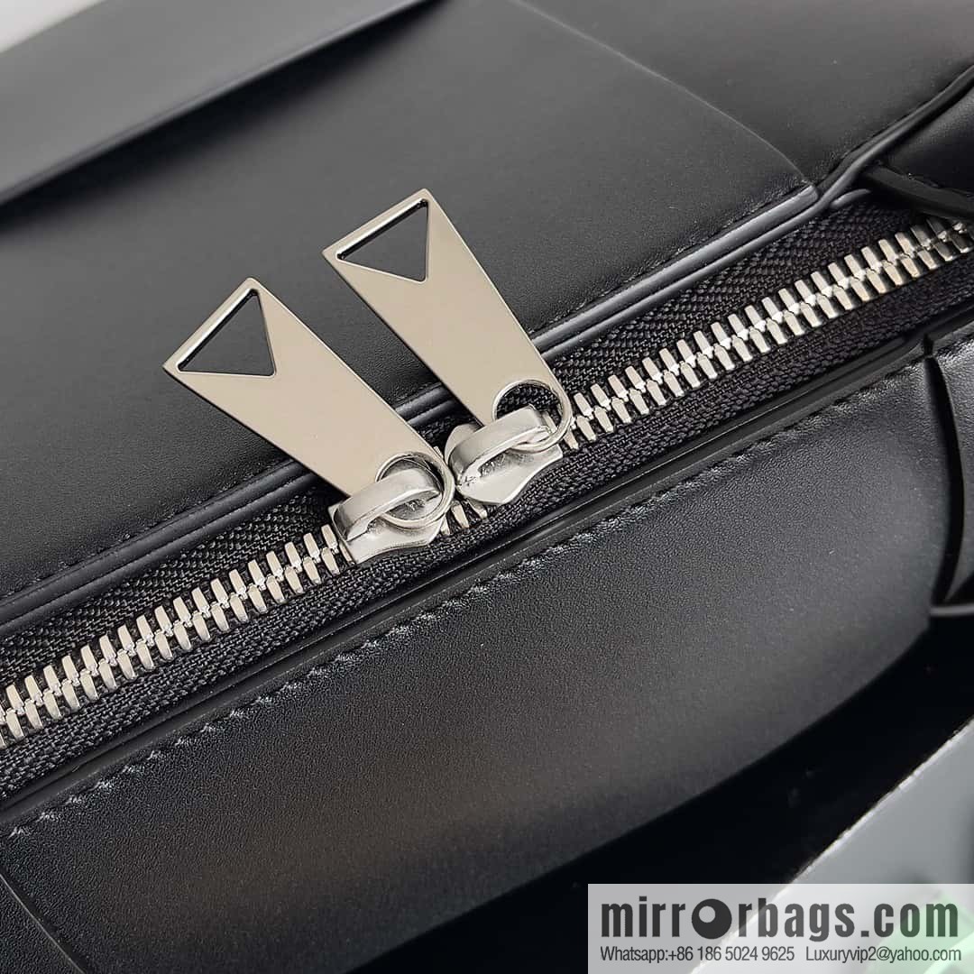 Bottega Veneta Men's Briefcases Model 680120 black