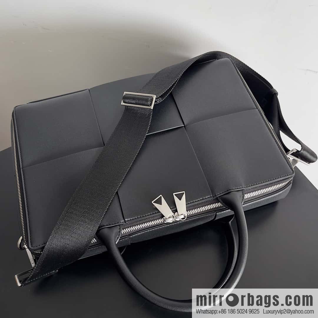 Bottega Veneta Men's Briefcases Model 680120 black