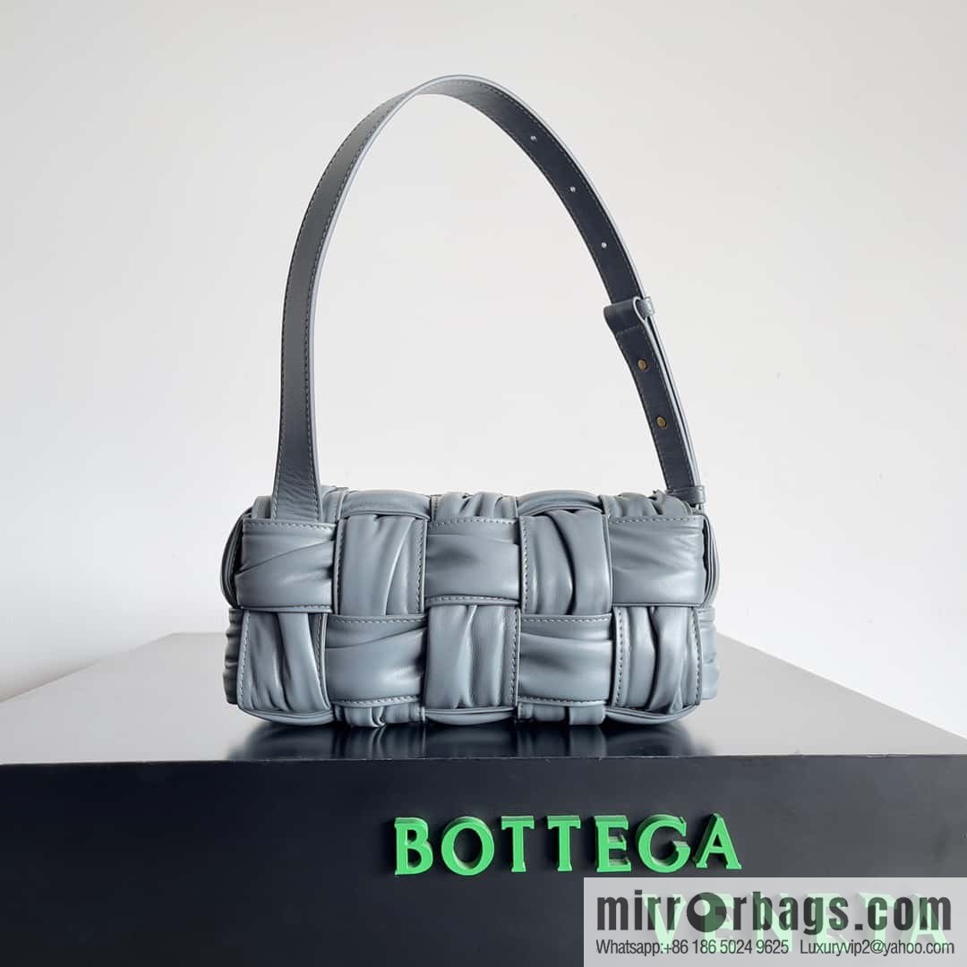 BV new Bottega Veneta 2022 autumn and winter armpit bag, model number: 736233 lightning gray