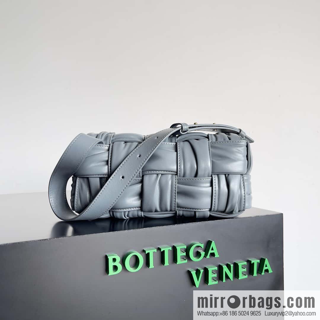 BV new Bottega Veneta 2022 autumn and winter armpit bag, model number: 736233 lightning gray