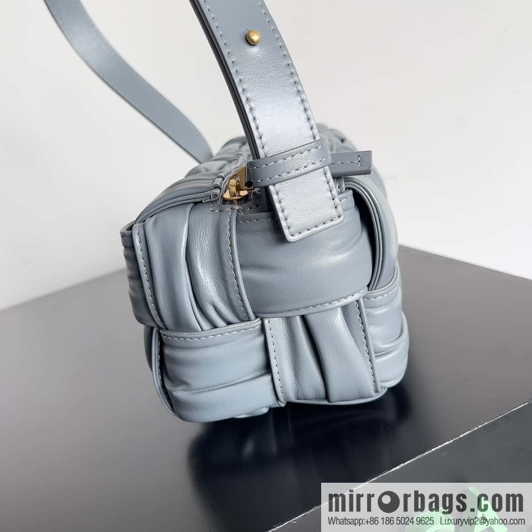 BV new Bottega Veneta 2022 autumn and winter armpit bag, model number: 736233 lightning gray
