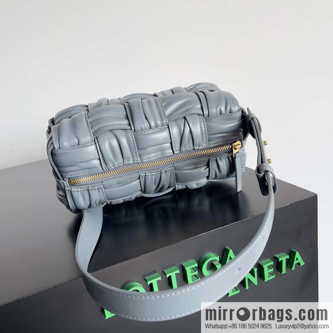 BV new Bottega Veneta 2022 autumn and winter armpit bag, model number: 736233 lightning gray