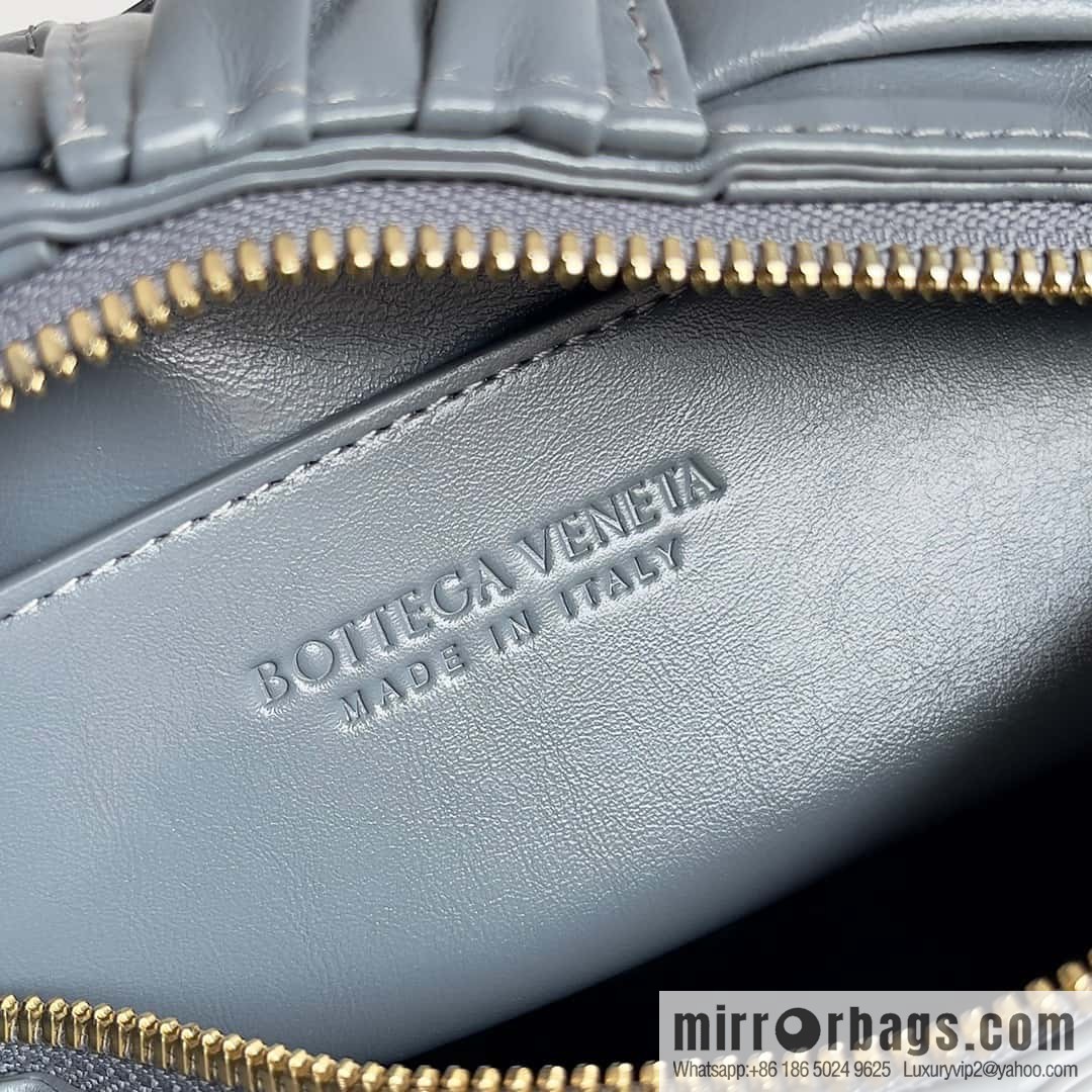 BV new Bottega Veneta 2022 autumn and winter armpit bag, model number: 736233 lightning gray