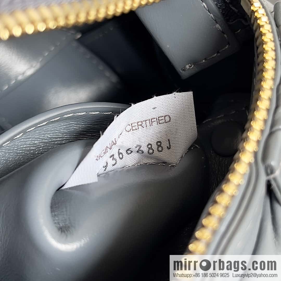 BV new Bottega Veneta 2022 autumn and winter armpit bag, model number: 736233 lightning gray