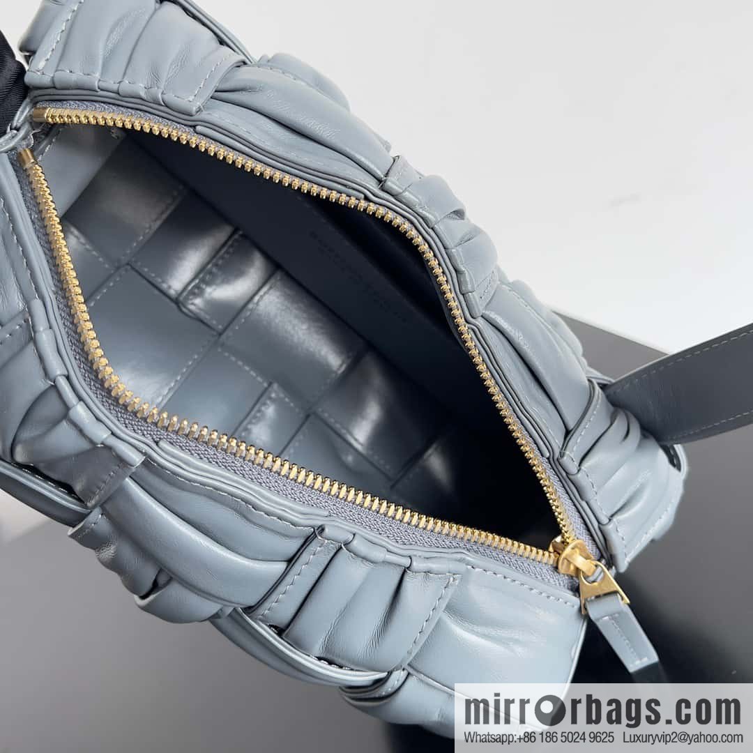 BV new Bottega Veneta 2022 autumn and winter armpit bag, model number: 736233 lightning gray