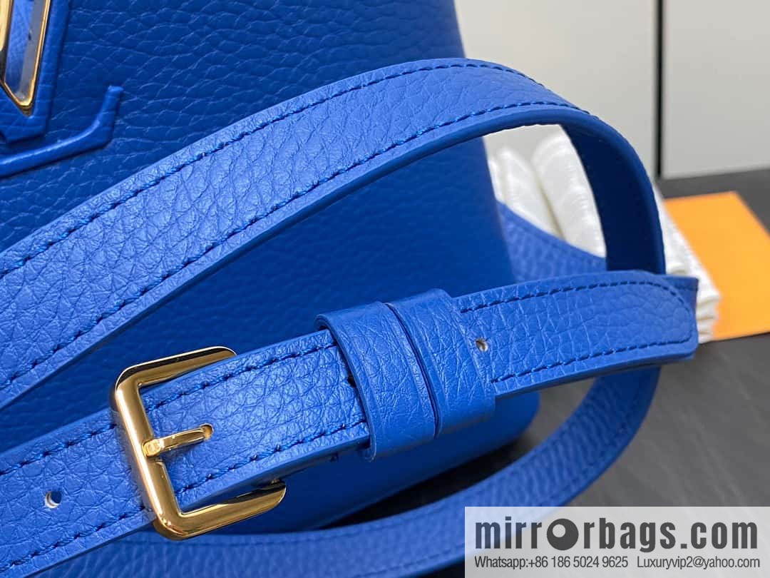 [Original order boutique] M81409 blue ostrich, full leather cap that English series Capucines small handbag